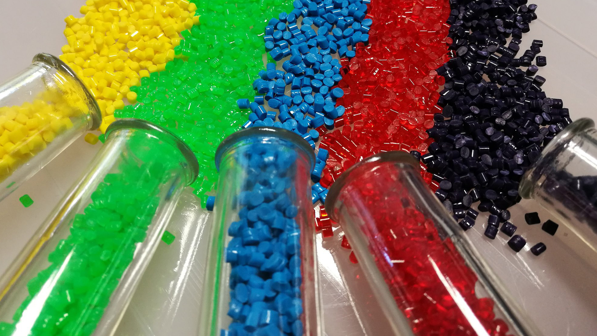 Ansa, riciclare plastica nei due mondi