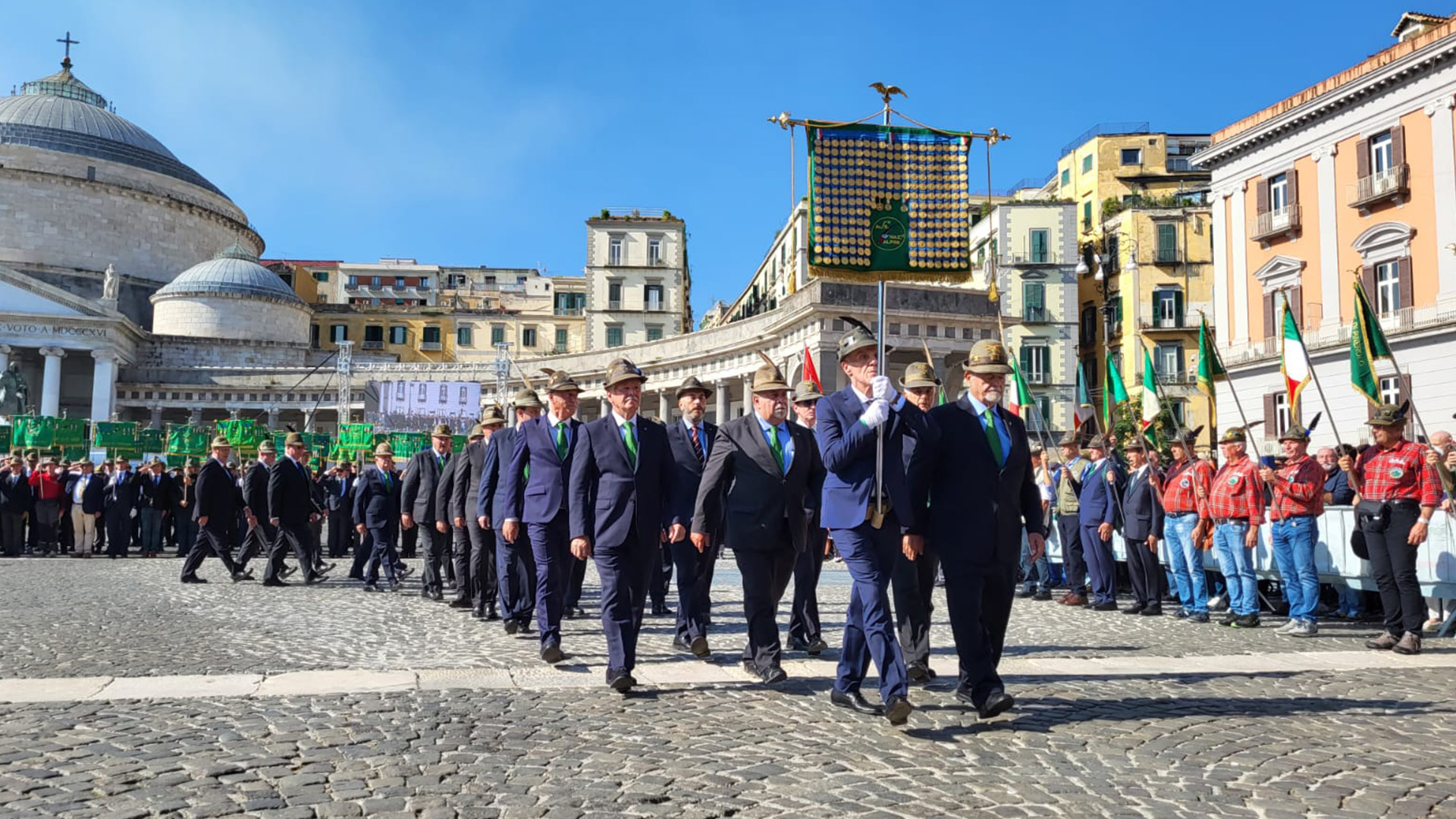 L’Alpino – Napoli onora il corpo degli Alpini