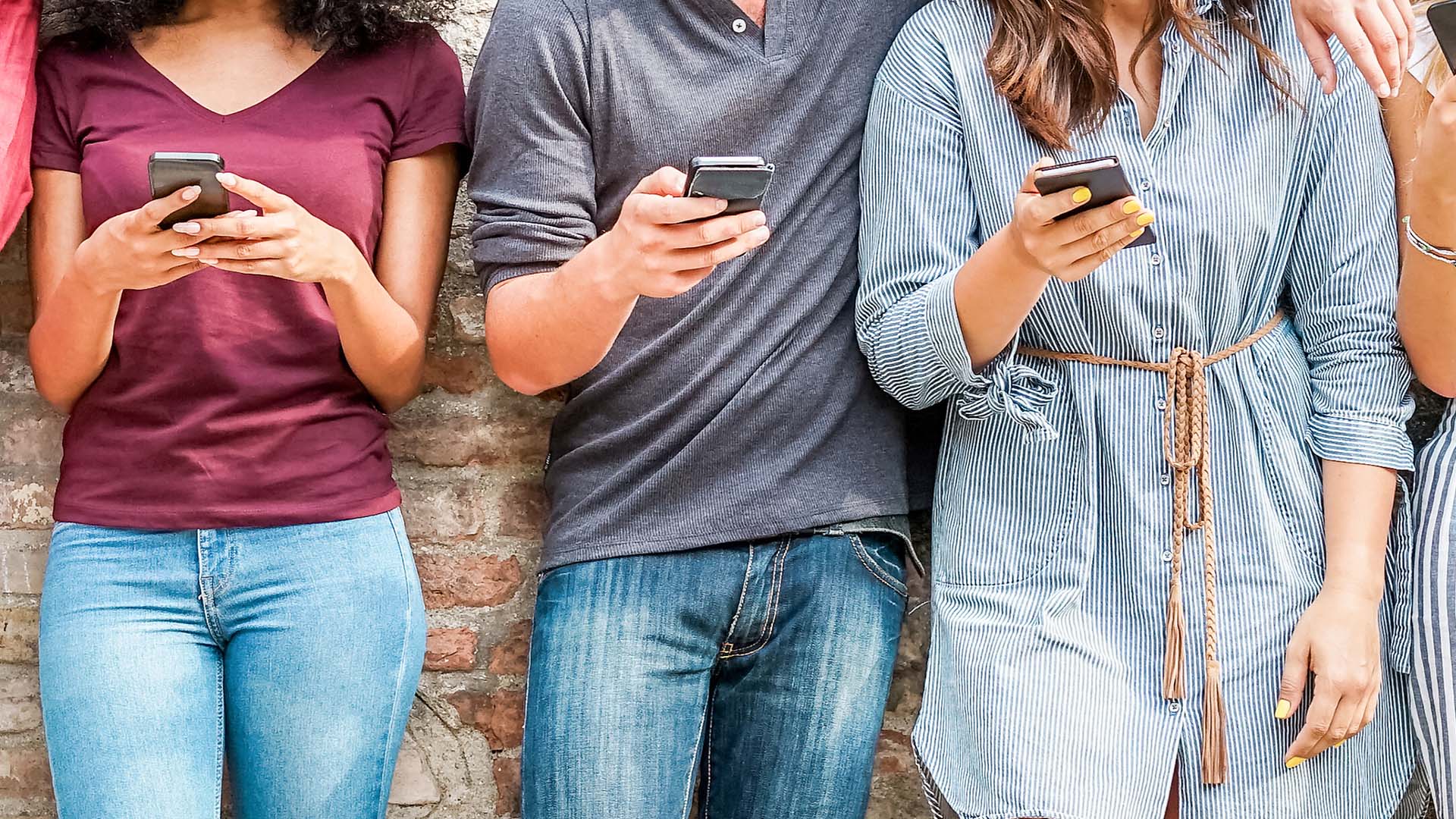 Dipendenti dai cellulari? Ecco cosa dicono gli adulti