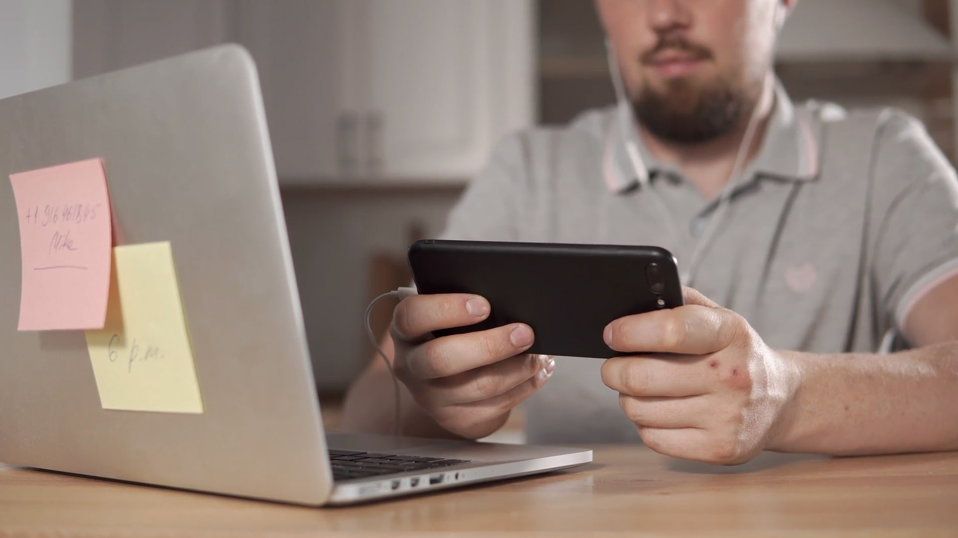 Sempre più tempo davanti allo smartphone