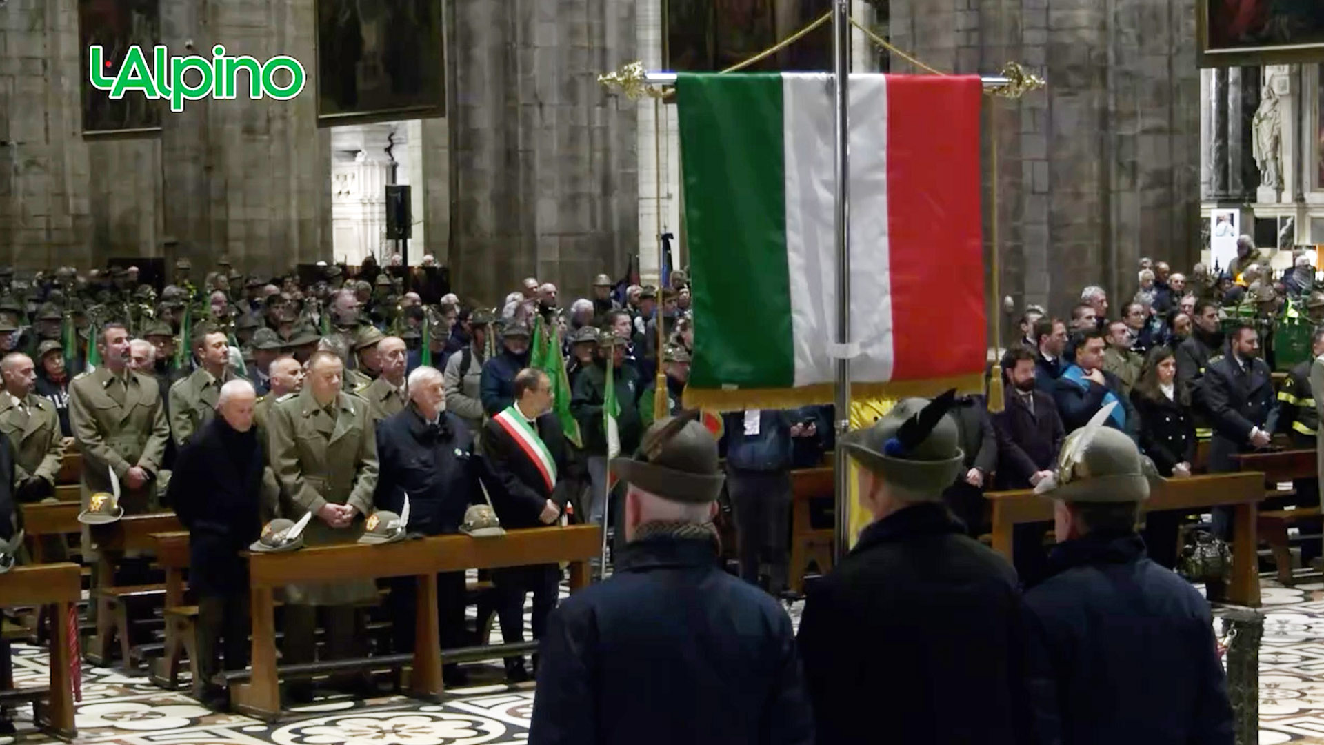 L’Alpino – Un migliaio di alpini per la messa in Duomo