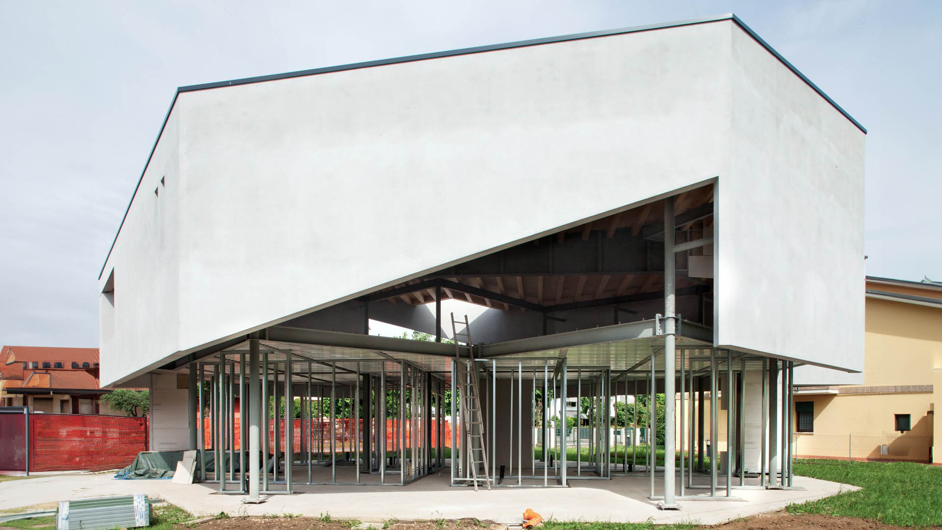 Primo, una casa di ferro