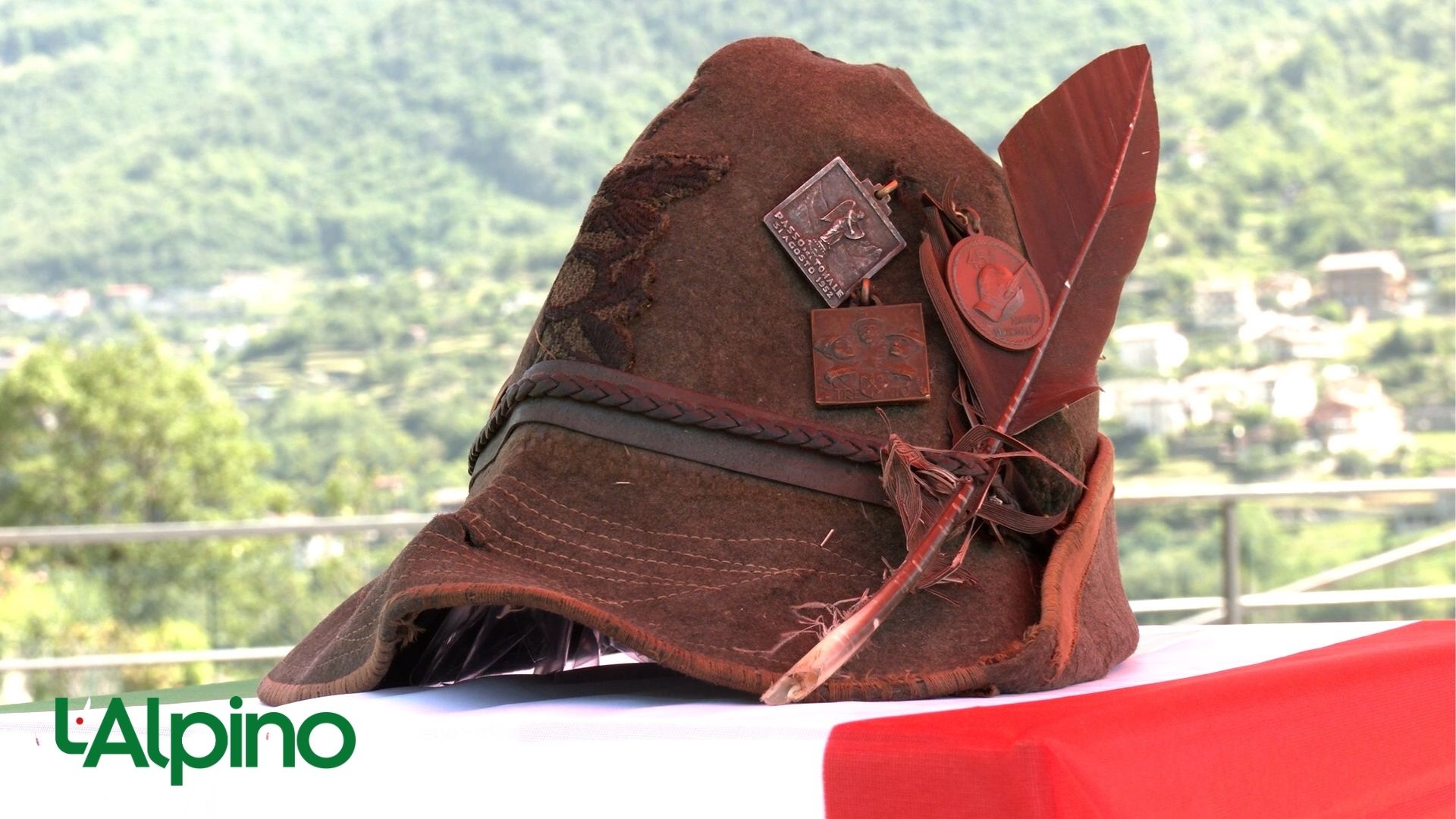L’Alpino – Il cappello del reduce Gazzoli torna tra le montagne