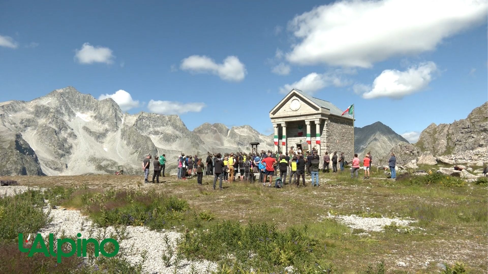 L’Alpino – Omaggio ai caduti alla chiesetta “Madonna dell’Adamello”