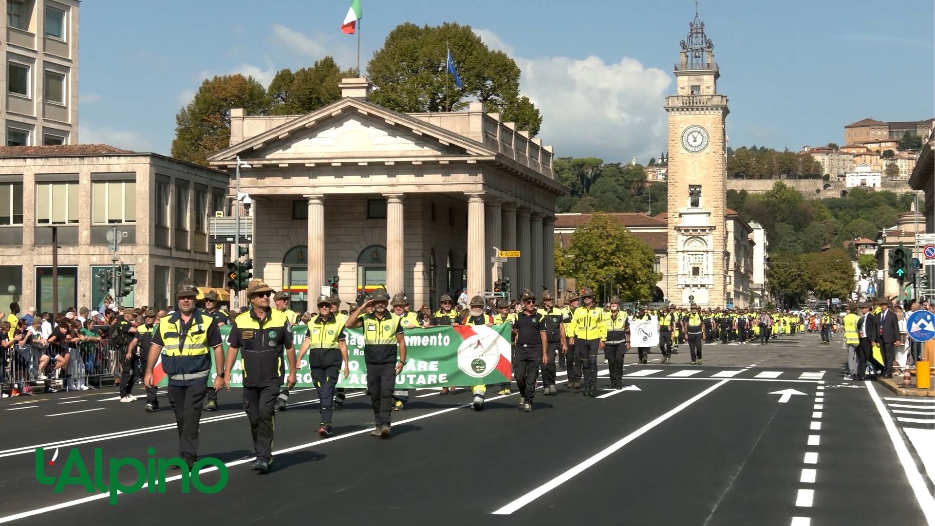 L’Alpino – 24 mila alpini sfilano al 2° Raggruppamento