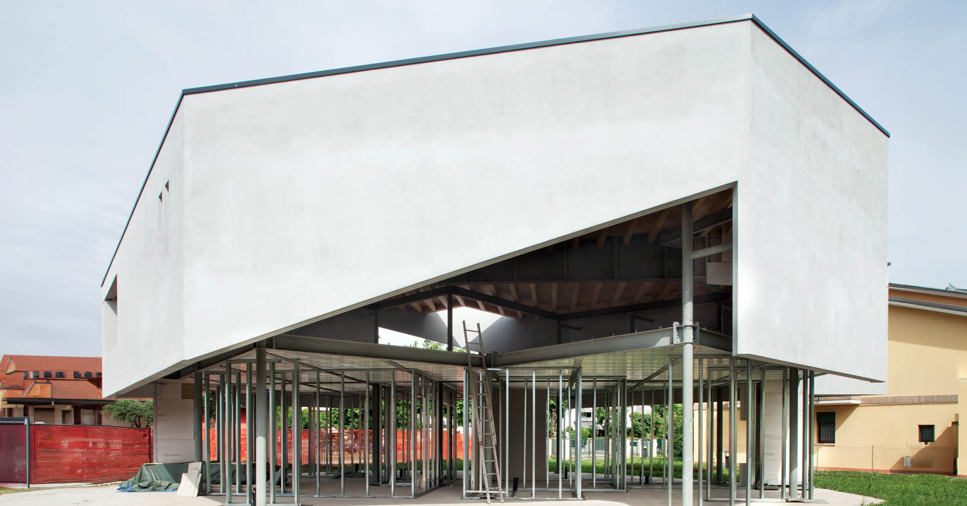 Primo, una casa di ferro