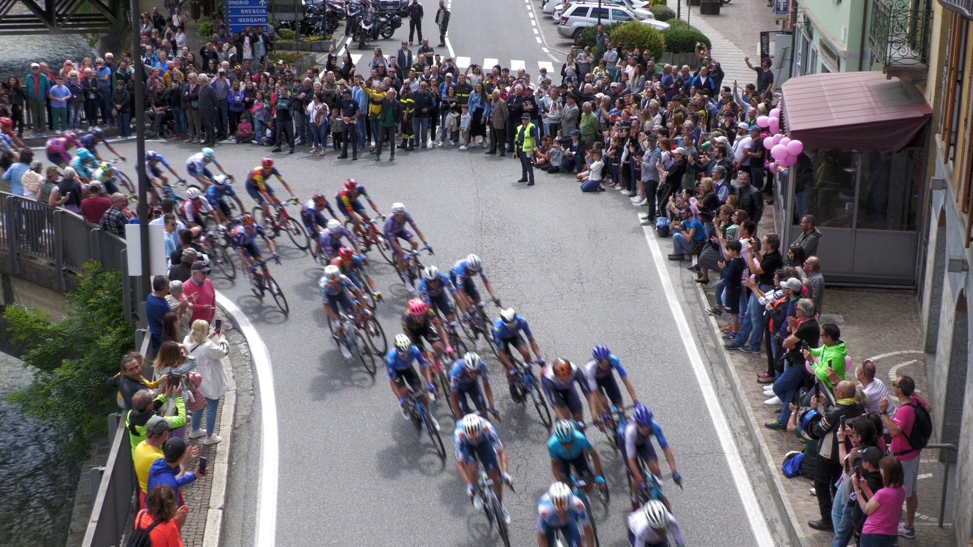 Entusiasmo in Vallecamonica per il passaggio del Giro