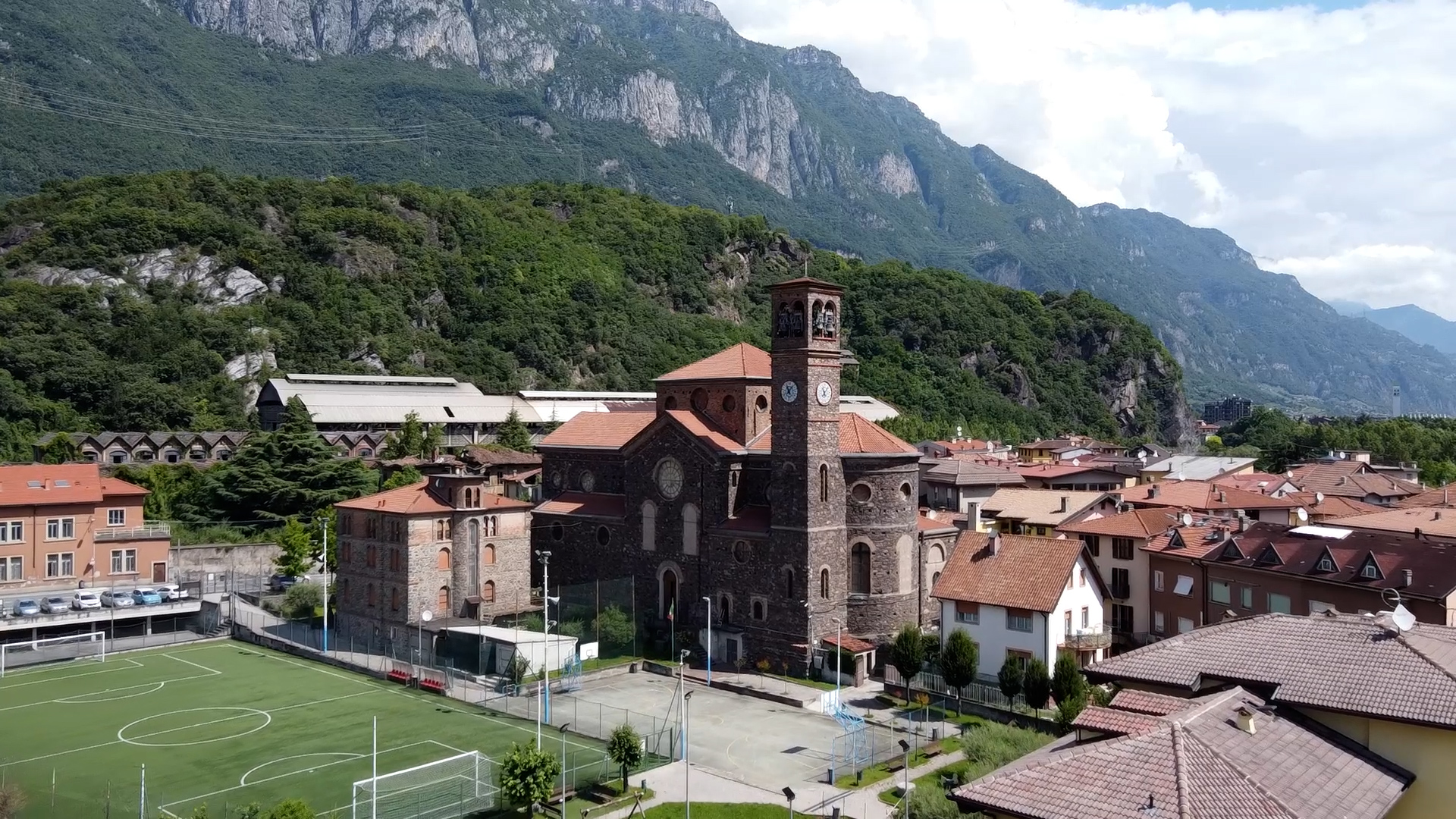 Corna: la chiesa compie 100 anni. Campane comprate con la vendita delle uova