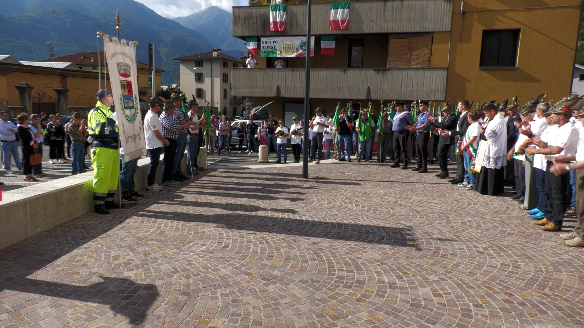 La piazza dedicata alle operaie dell'Olcese. Gli alpini festeggiano i 100 anni