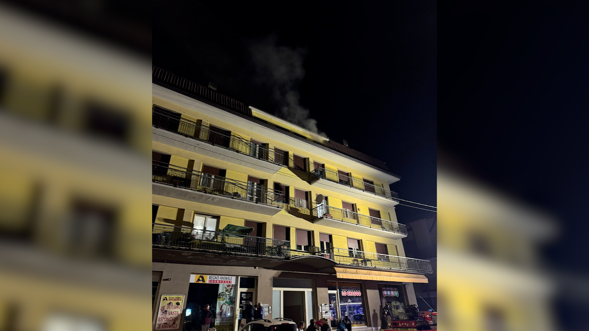 Incendio nel sottotetto di una palazzina, due intossicati lievi