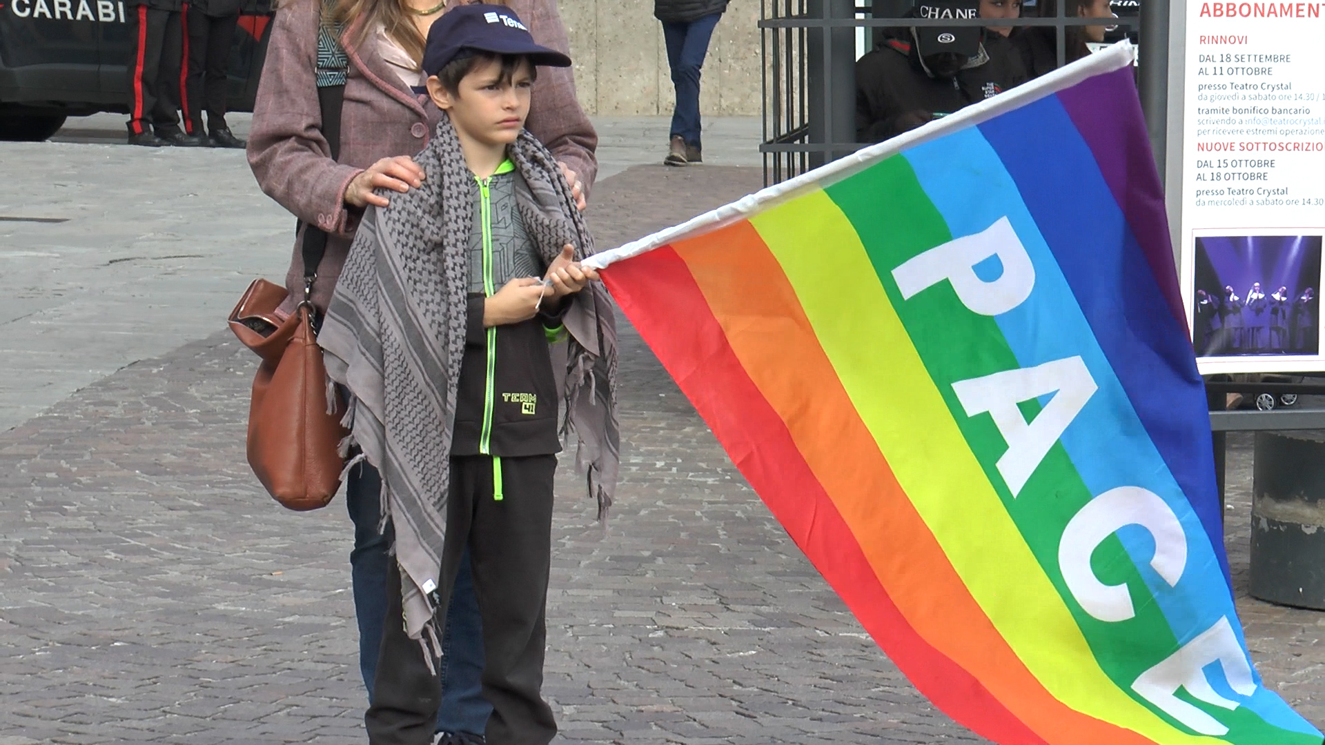 Lovere: flash mob con giochi e cappelli per Gaza