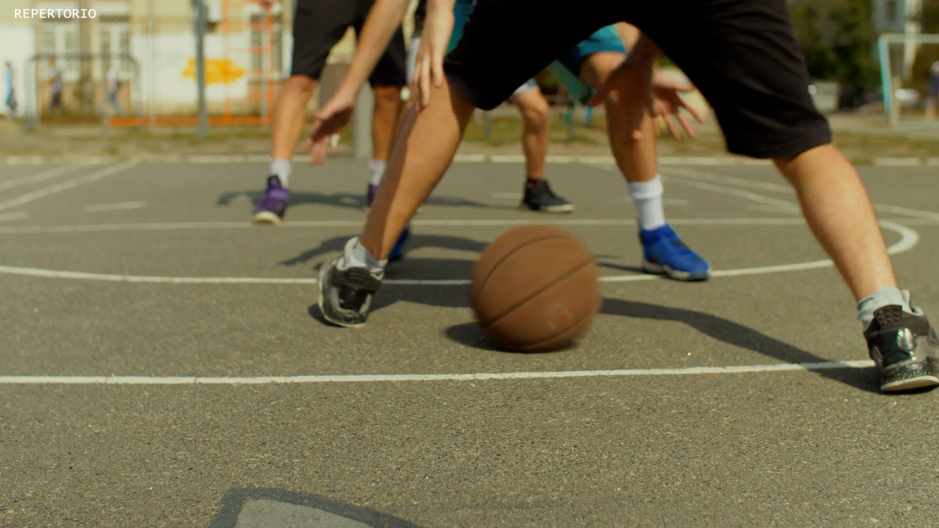 Chiedeva fotografie esplicite, arrestato allenatore di basket