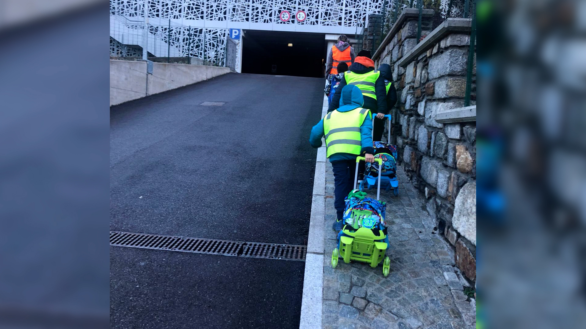 Il pedibus per ridurre il traffico, ma anche per socializzare e fare movimento