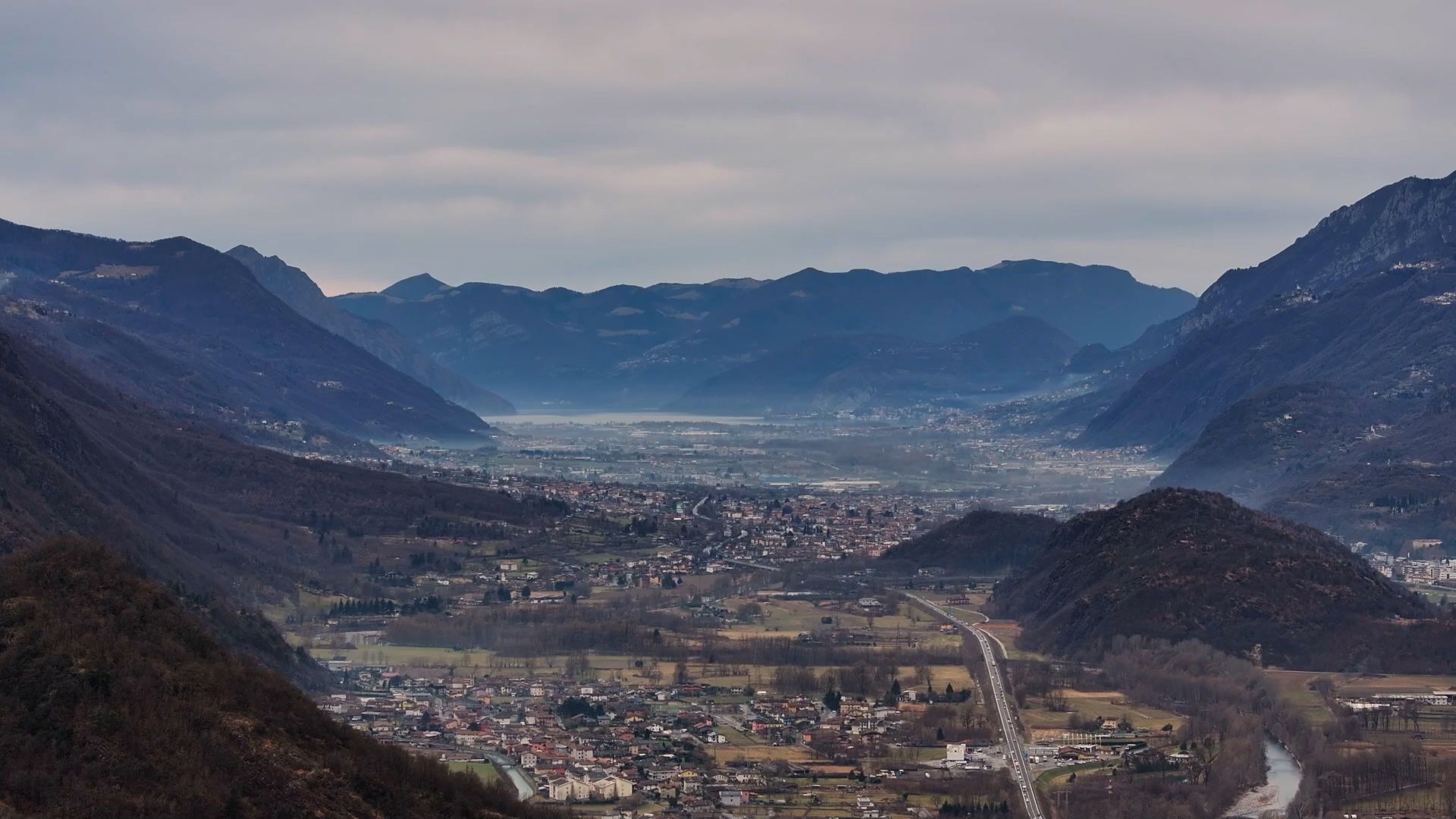 Weekend con l'ombrello aperto in valle e sul lago