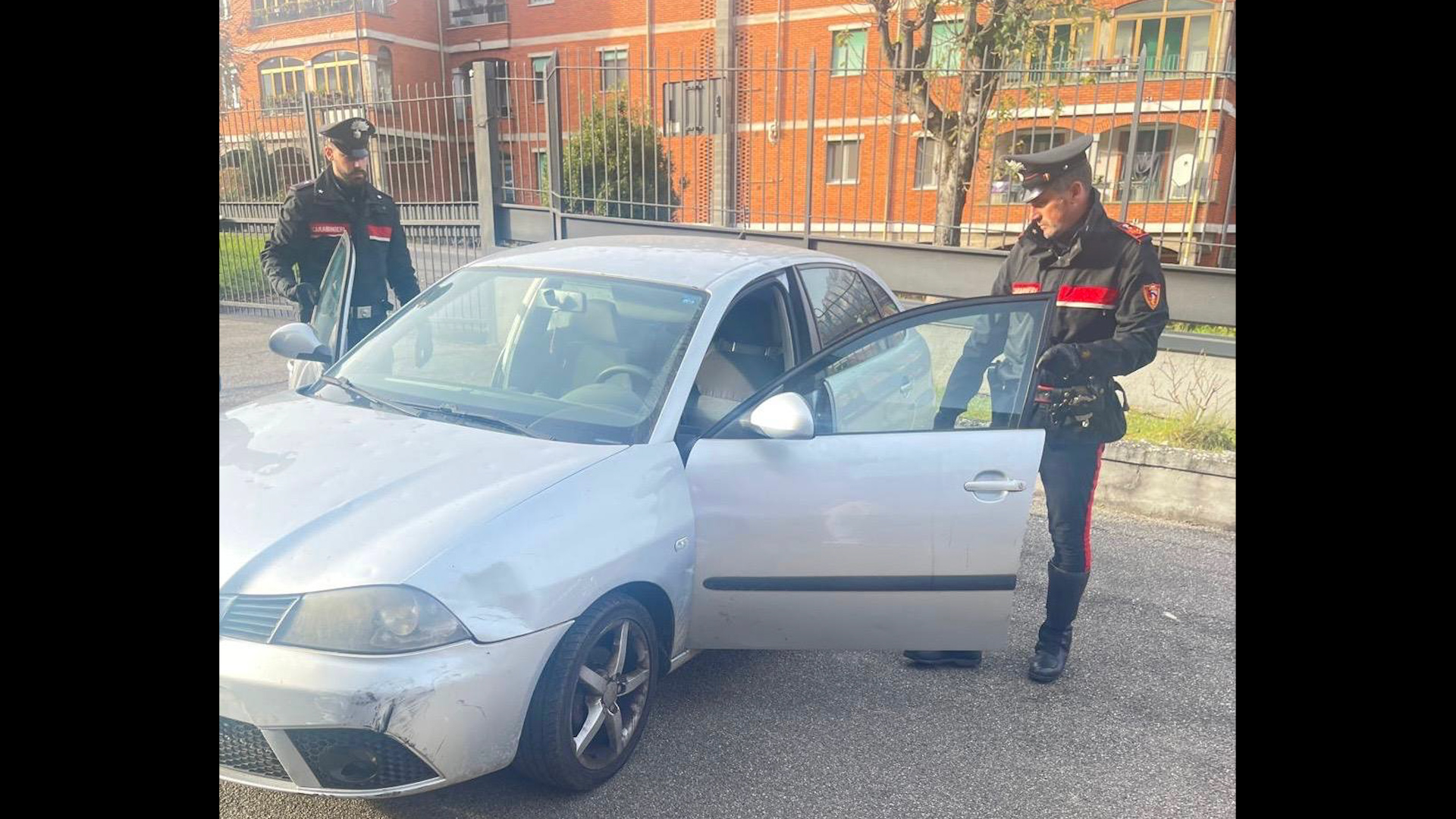 Hashish e cocaina in auto, arrestato