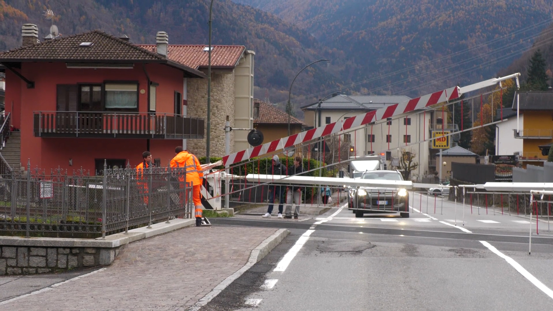 Passaggio a livello, problemi alle sbarre e lunghe code in strada