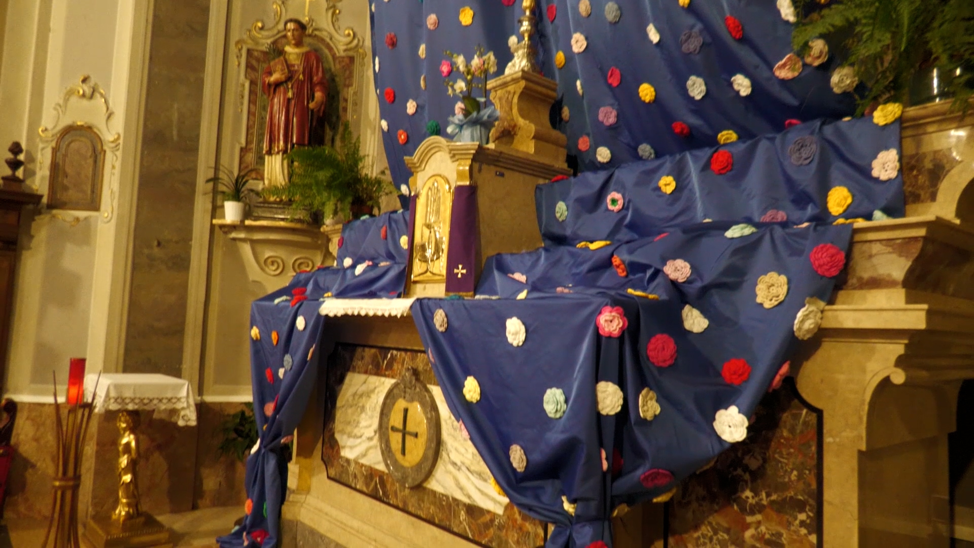 Berzo Demo, 950 fiori sul manto della Madonna