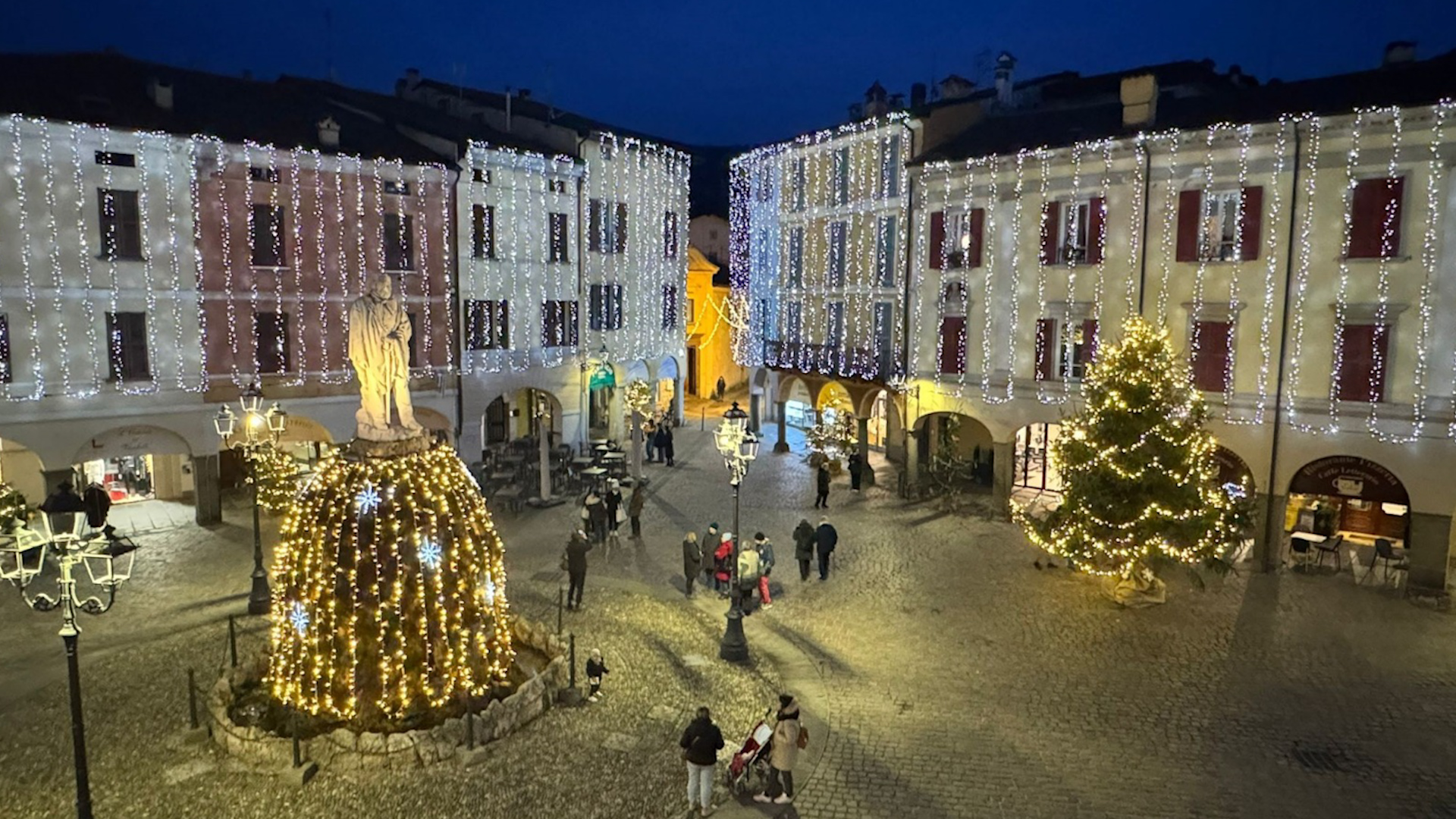 Accensione di luci e alberi nel fine settimana