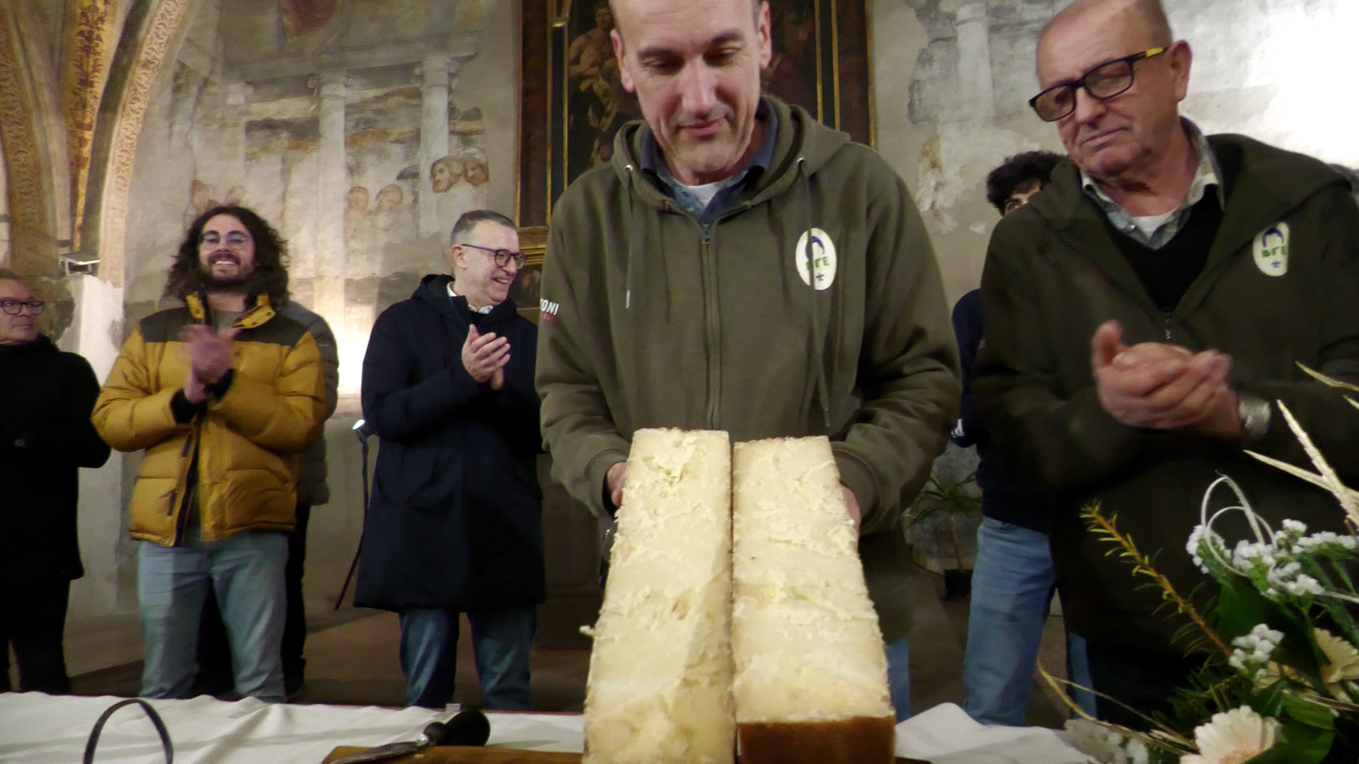 Brè, il taglio del formaggio diventa un evento. Musica in ricordo di Sandro Farisoglio