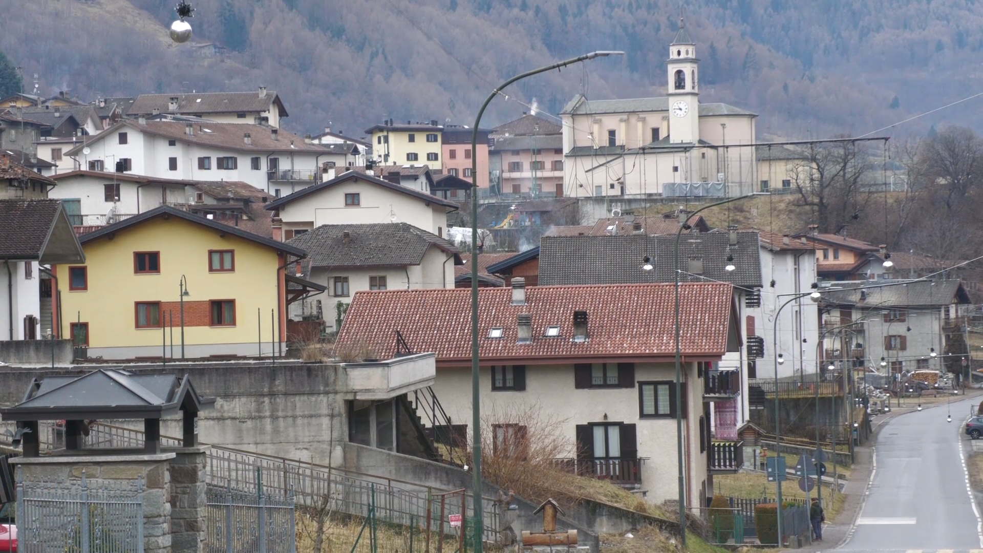 I primi raggi di sole a Santicolo tardano ad arrivare