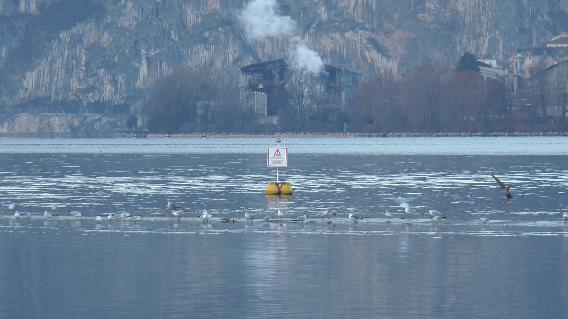 Una diga di fango alla foce dell'Oglio