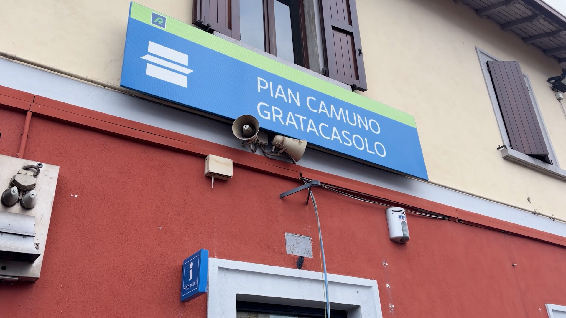 Vandali in stazione, identificati gli autori. Sono due minorenni