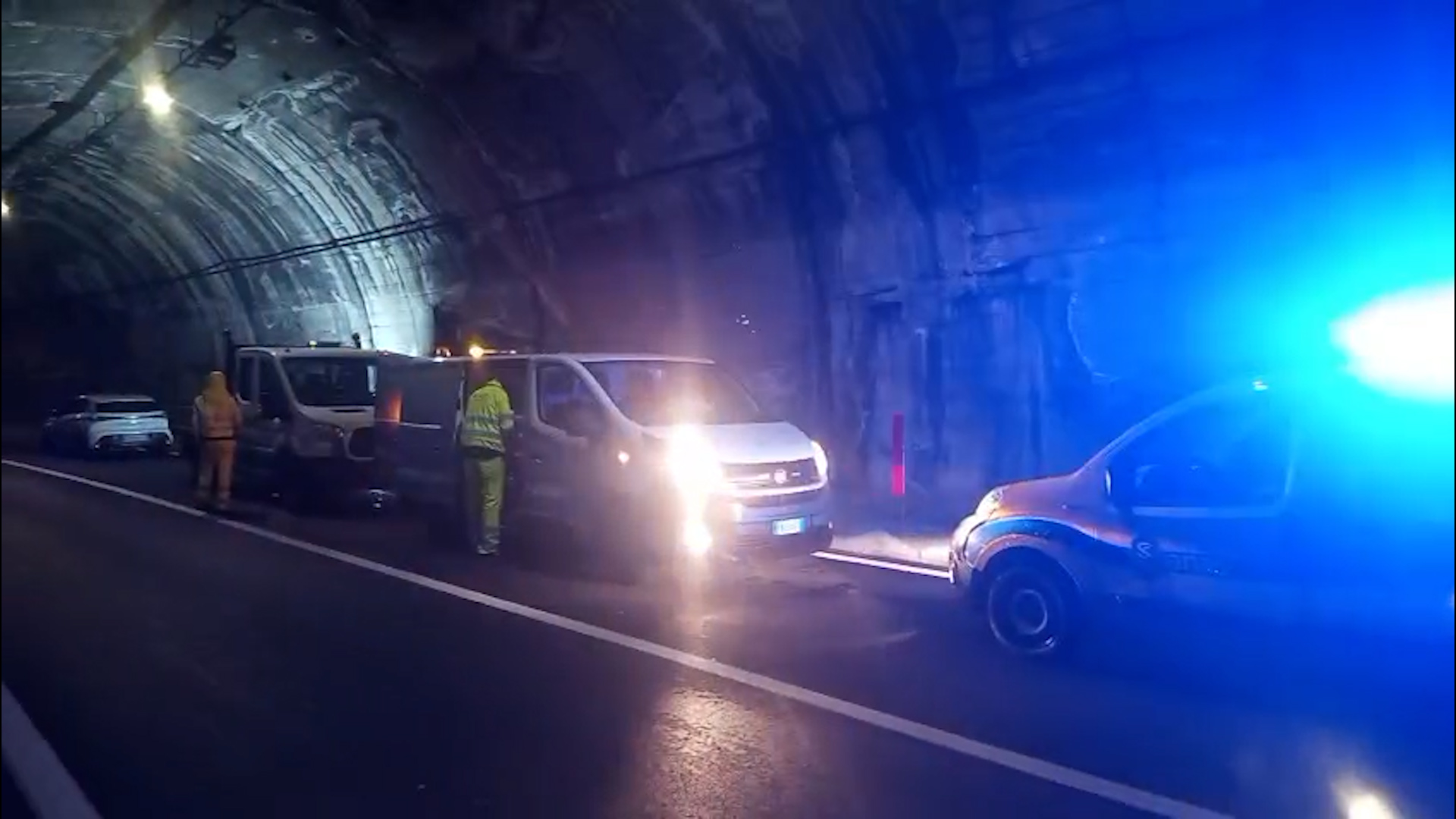 Tavernola: la galleria torna sicura. Tolto il masso pericolante