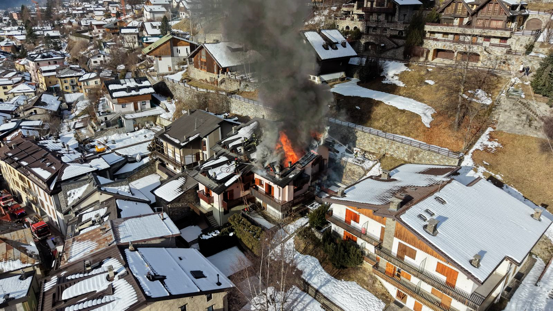 Incendio in centro, turisti restano senza casa