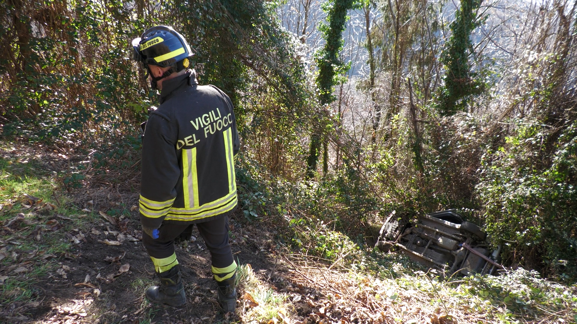 Auto ribaltata nel bosco, paura a Piazze