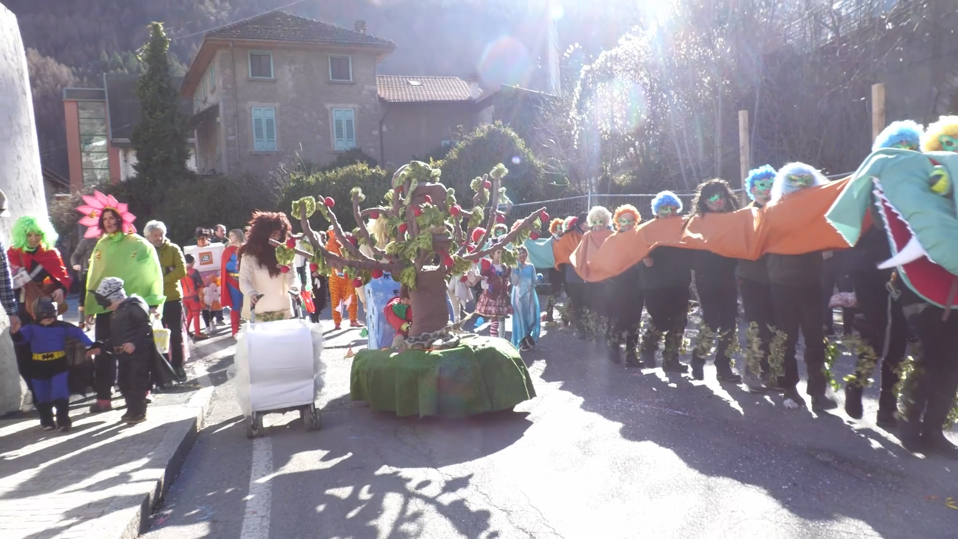Carri allegorici, coriandoli e allegria a Edolo
