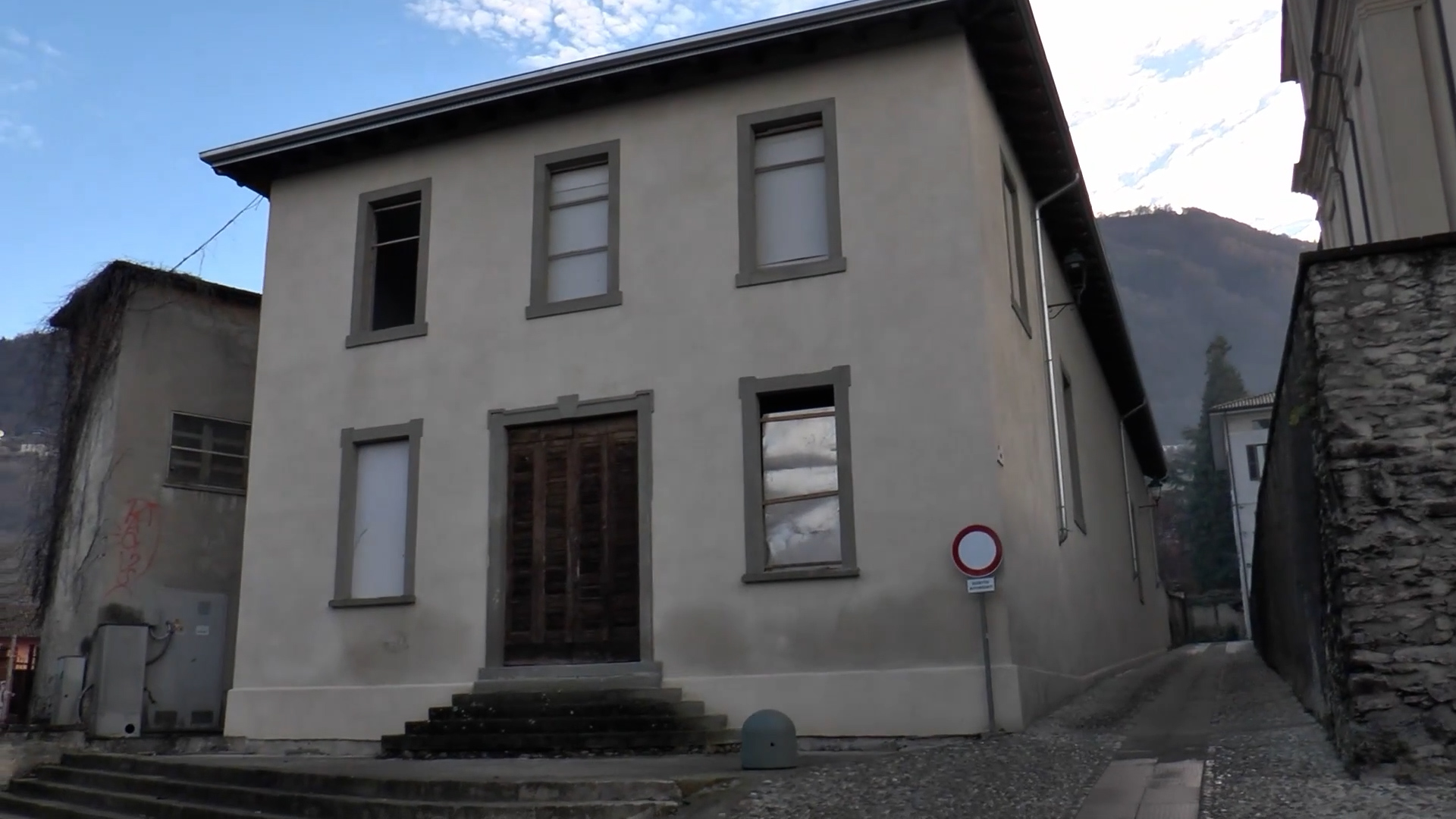 Per finire il teatro, la parrocchia venderà un immobile