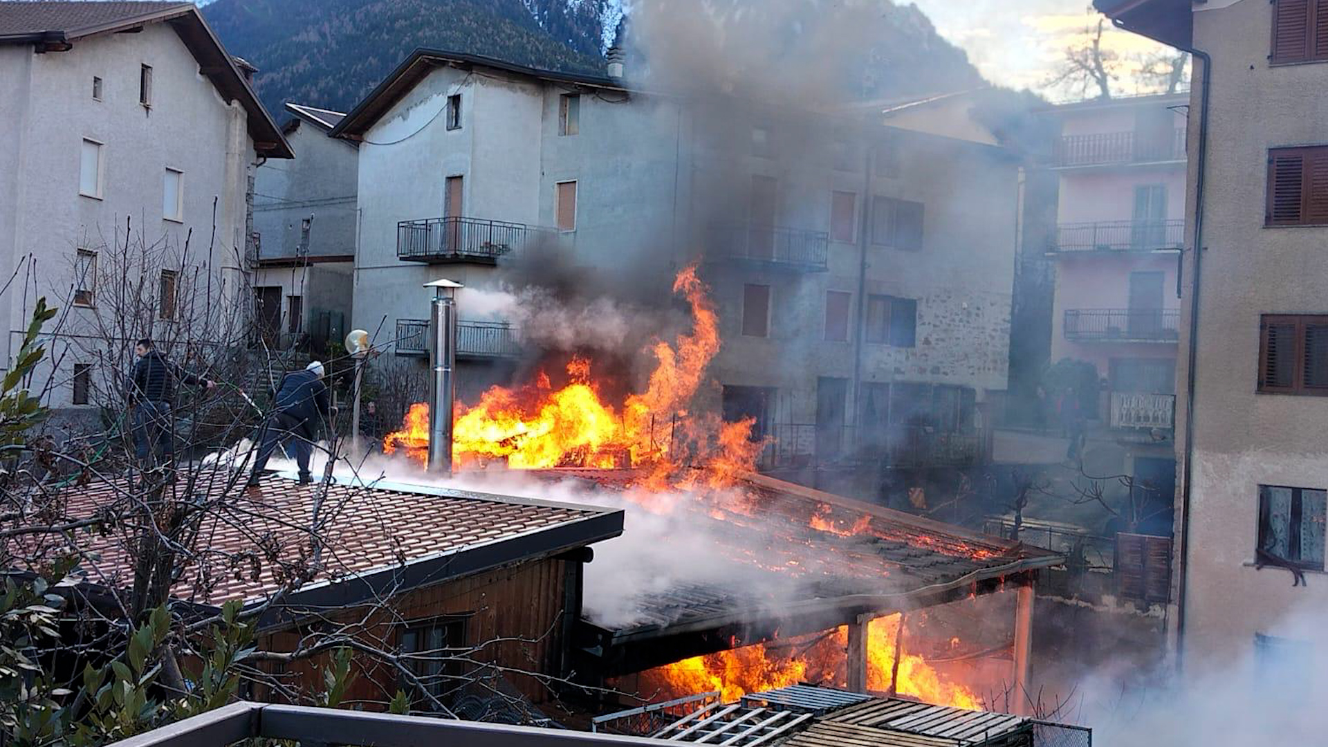 Brucia una legnaia, attimi di paura per le case attorno