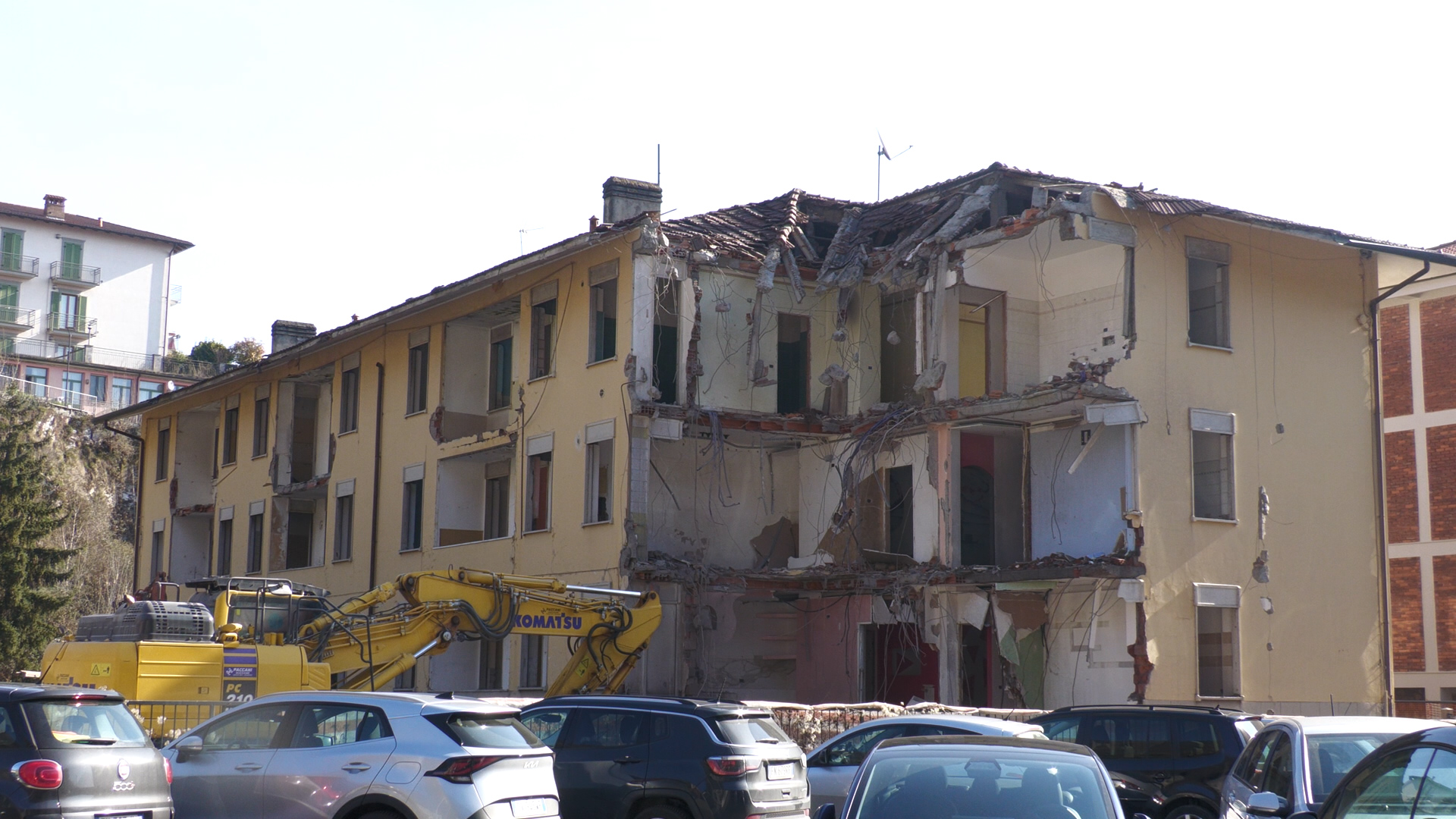 Al via la demolizione della casa Ce.Ca. di piazzale Bonomelli