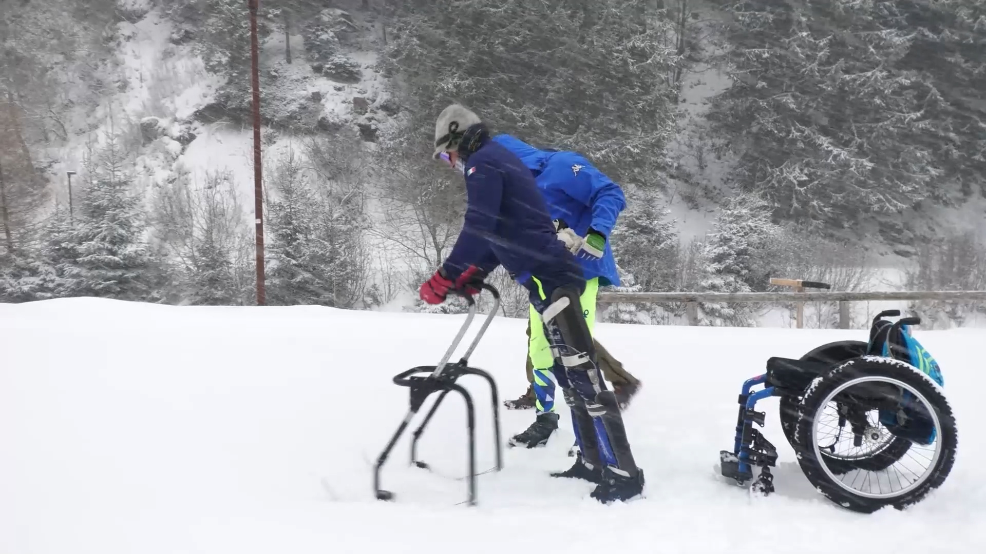 500 metri nella neve fresca: l'impresa di Andrea, tedoforo alle Paralimpiadi