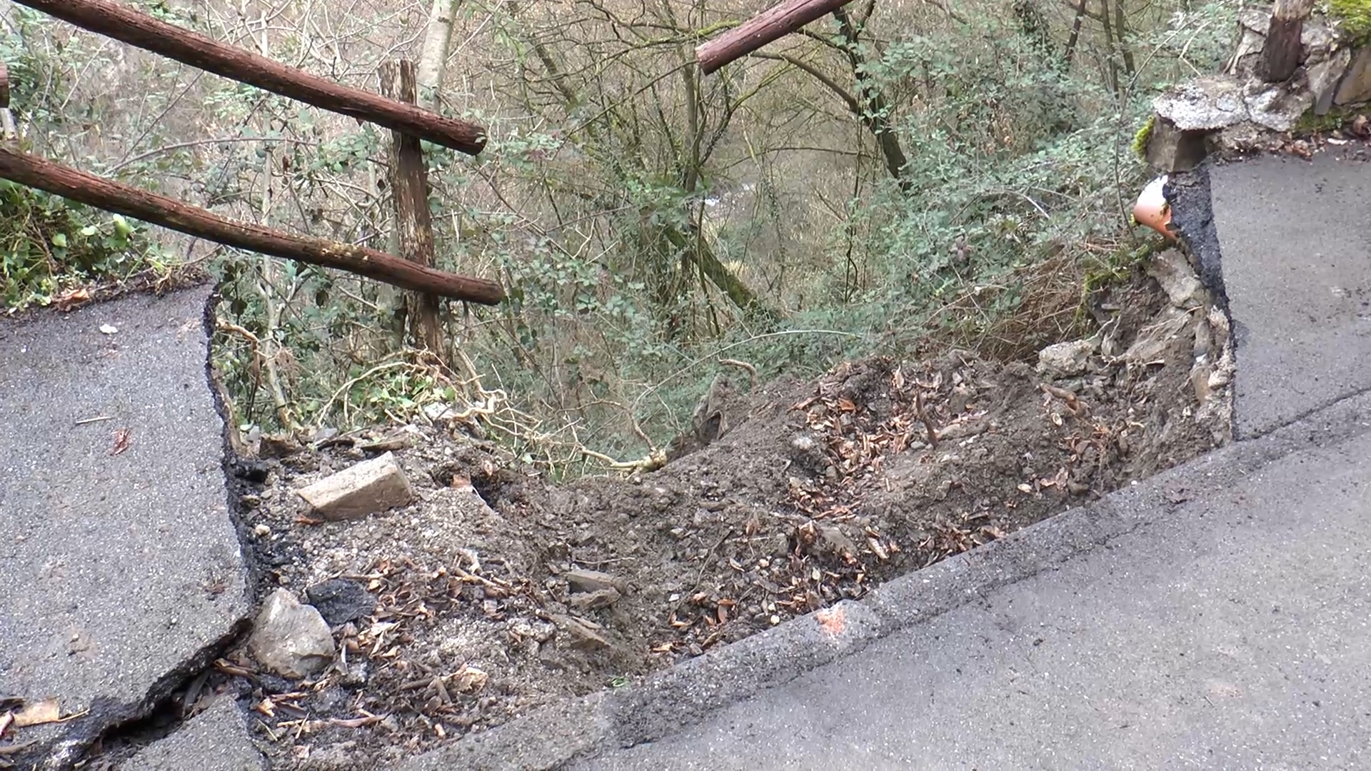 Marone, frana in Val Pintana, chiusa la strada per Collepiano