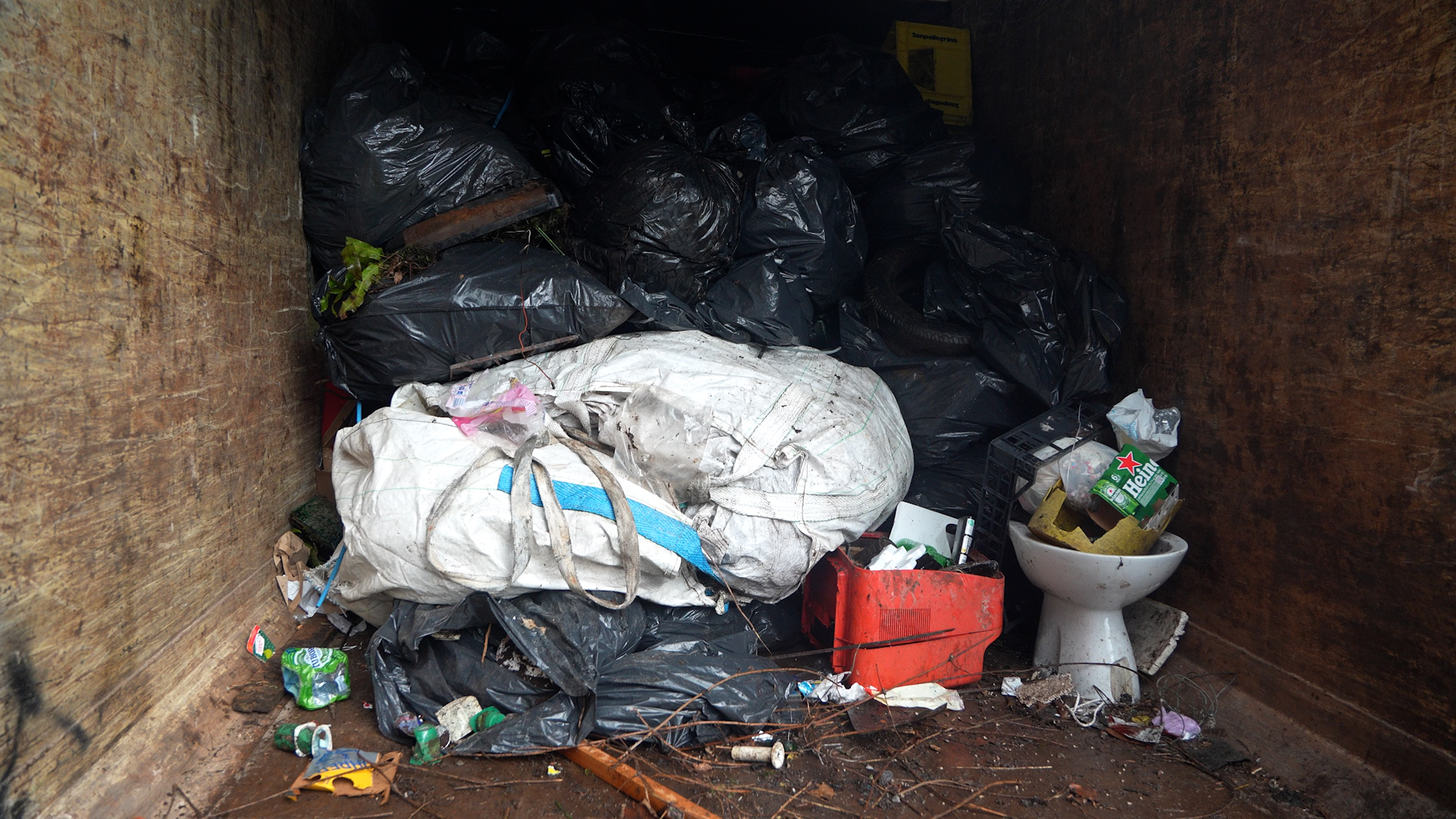 Grandi pulizie con i volontari in vari punti del paese