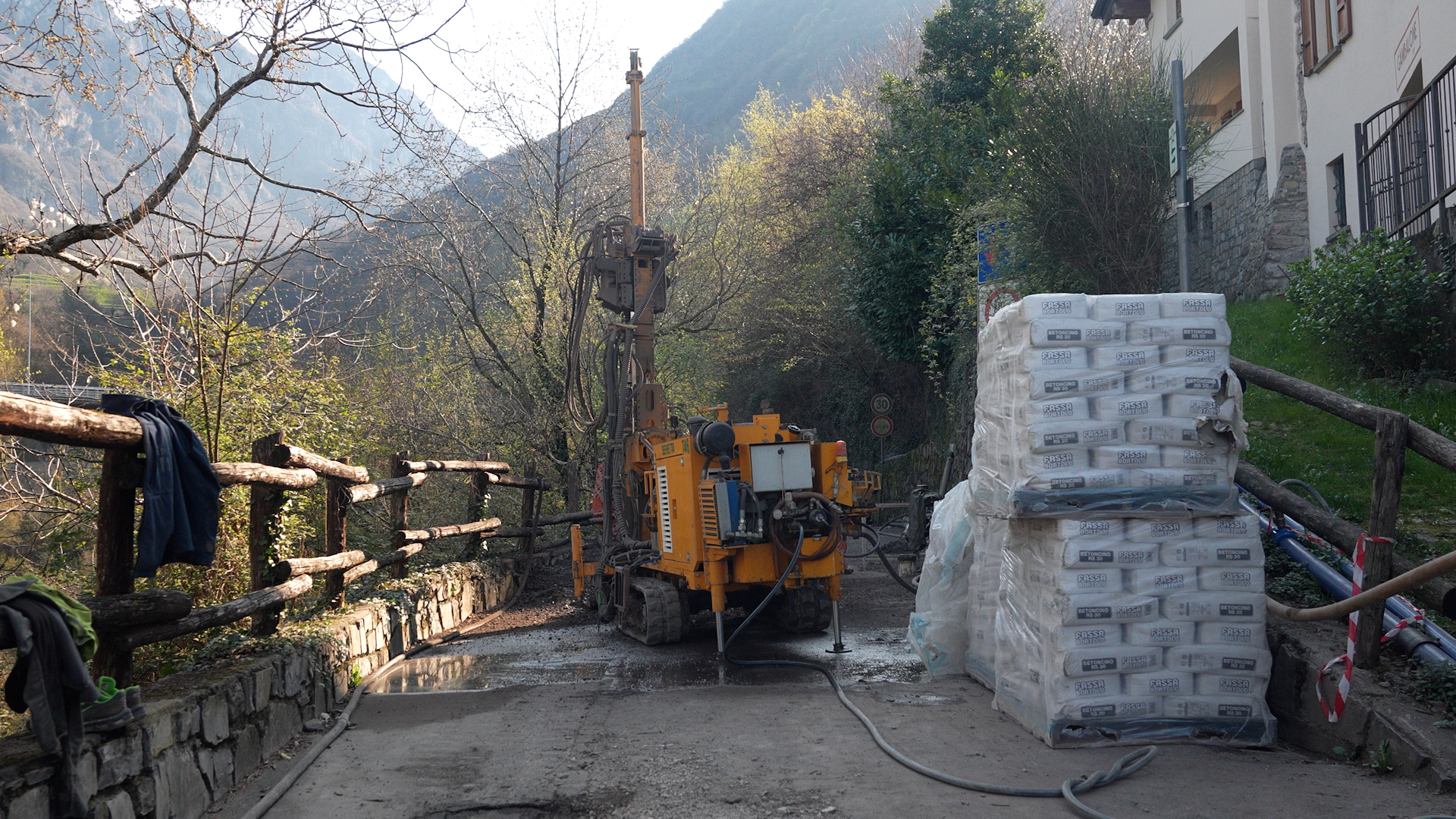 Dopo la frana lavori sulla via Val Pintana. Ancora un mese di disagi per i residenti