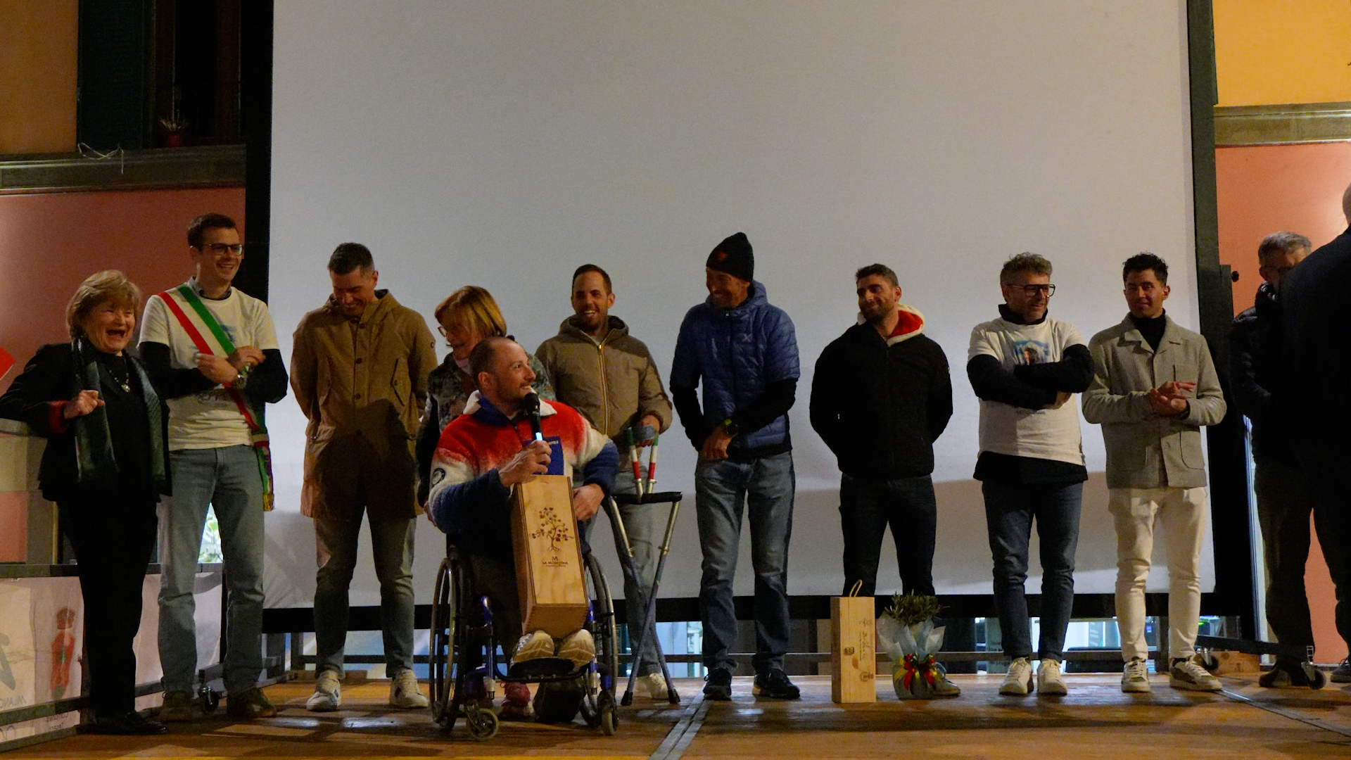 Beppe Romele torna nella sua Pisogne con il bronzo al collo. Festa in piazza