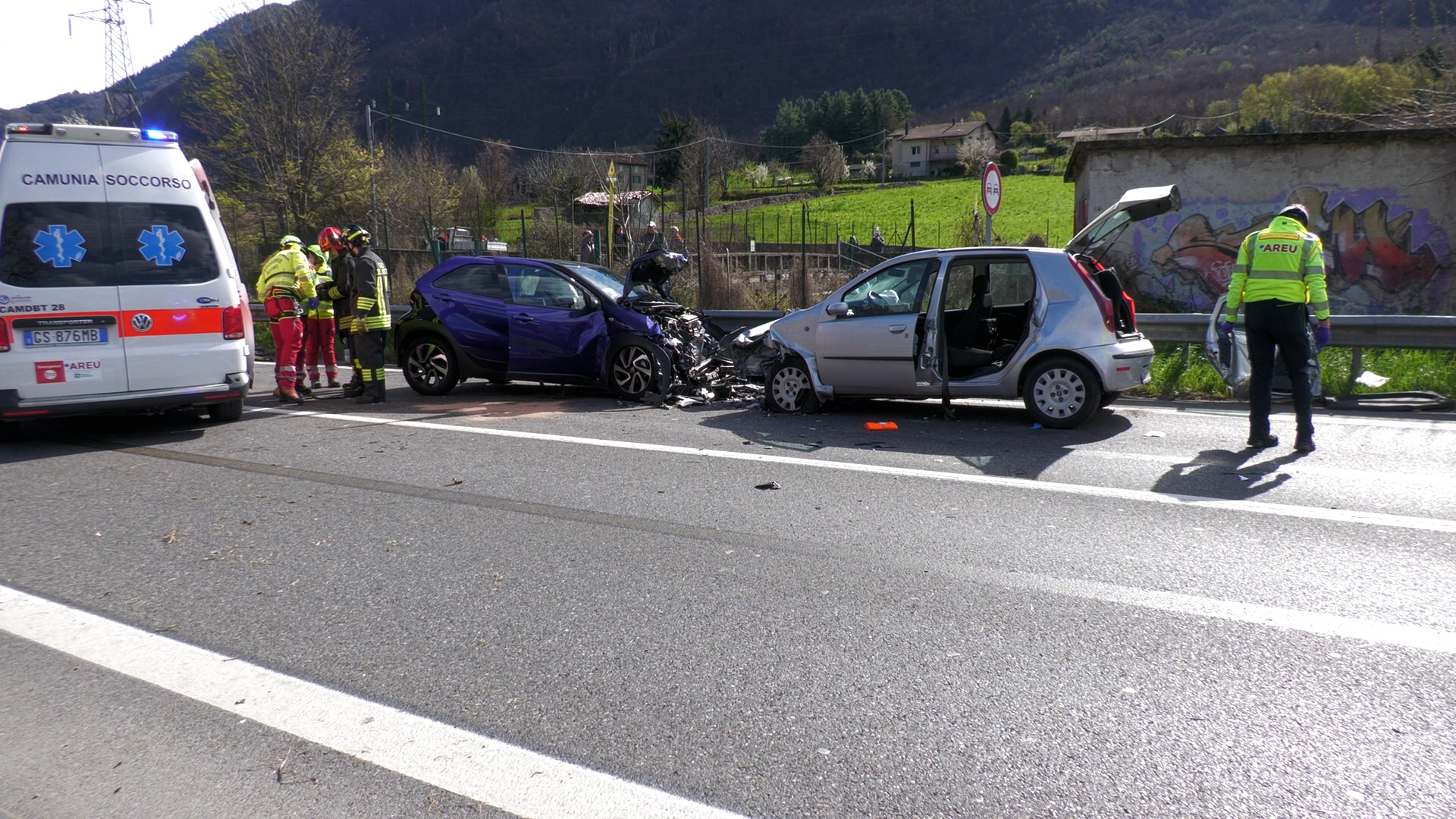 Schianto sulla statale 42, tre feriti e traffico in tilt