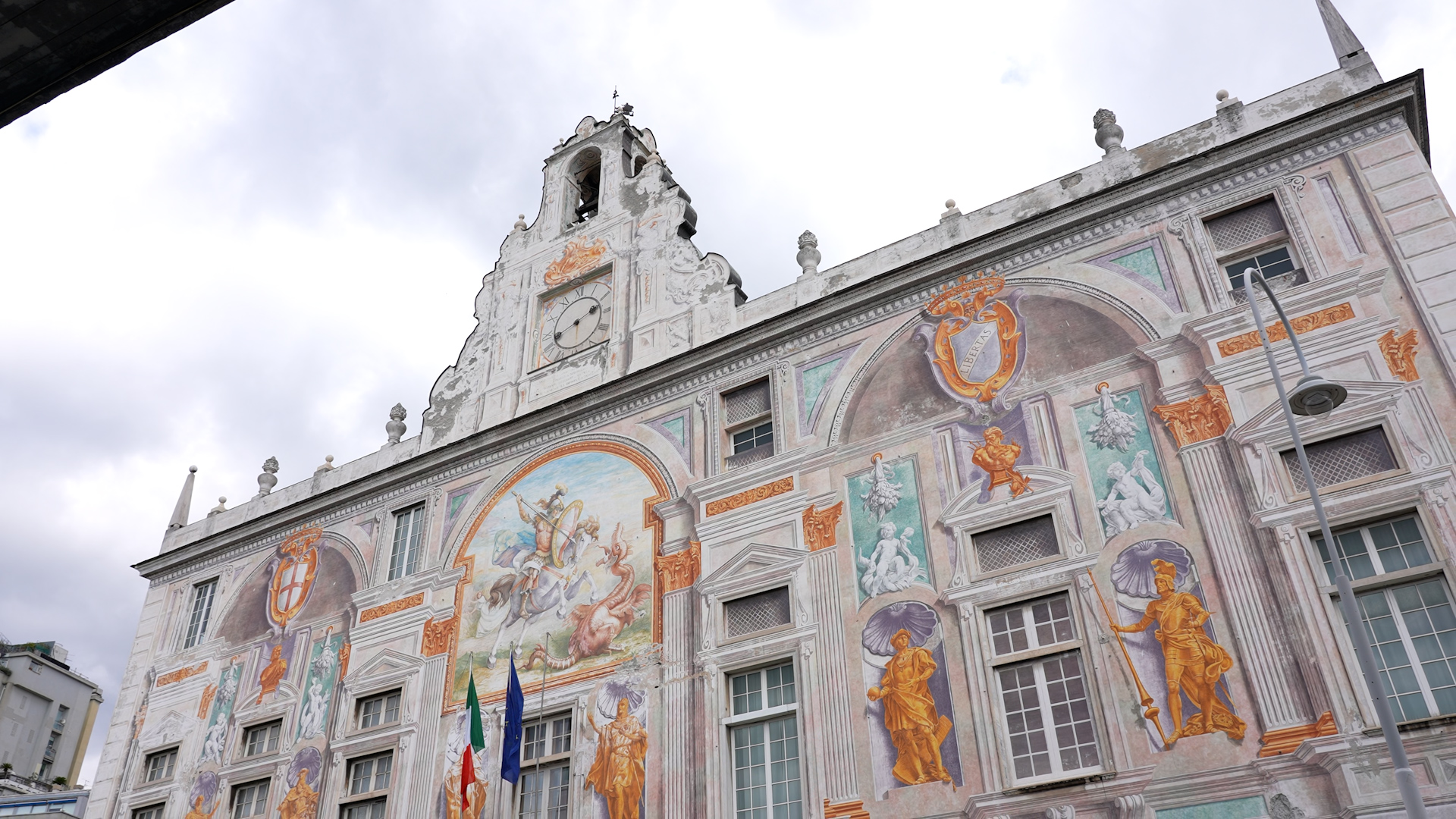 Genova, la città si prepara per l'adunata degli alpini