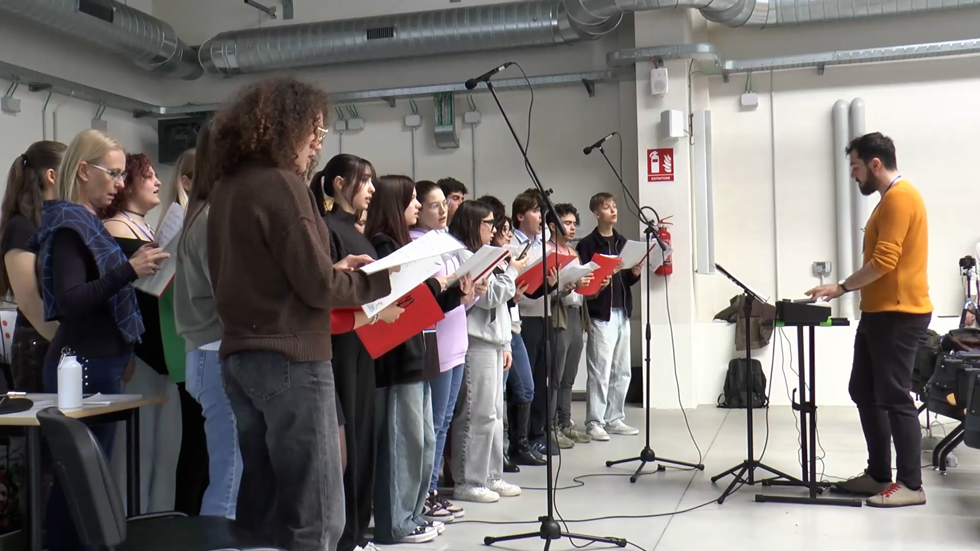Sarnico, gli studenti cantano 