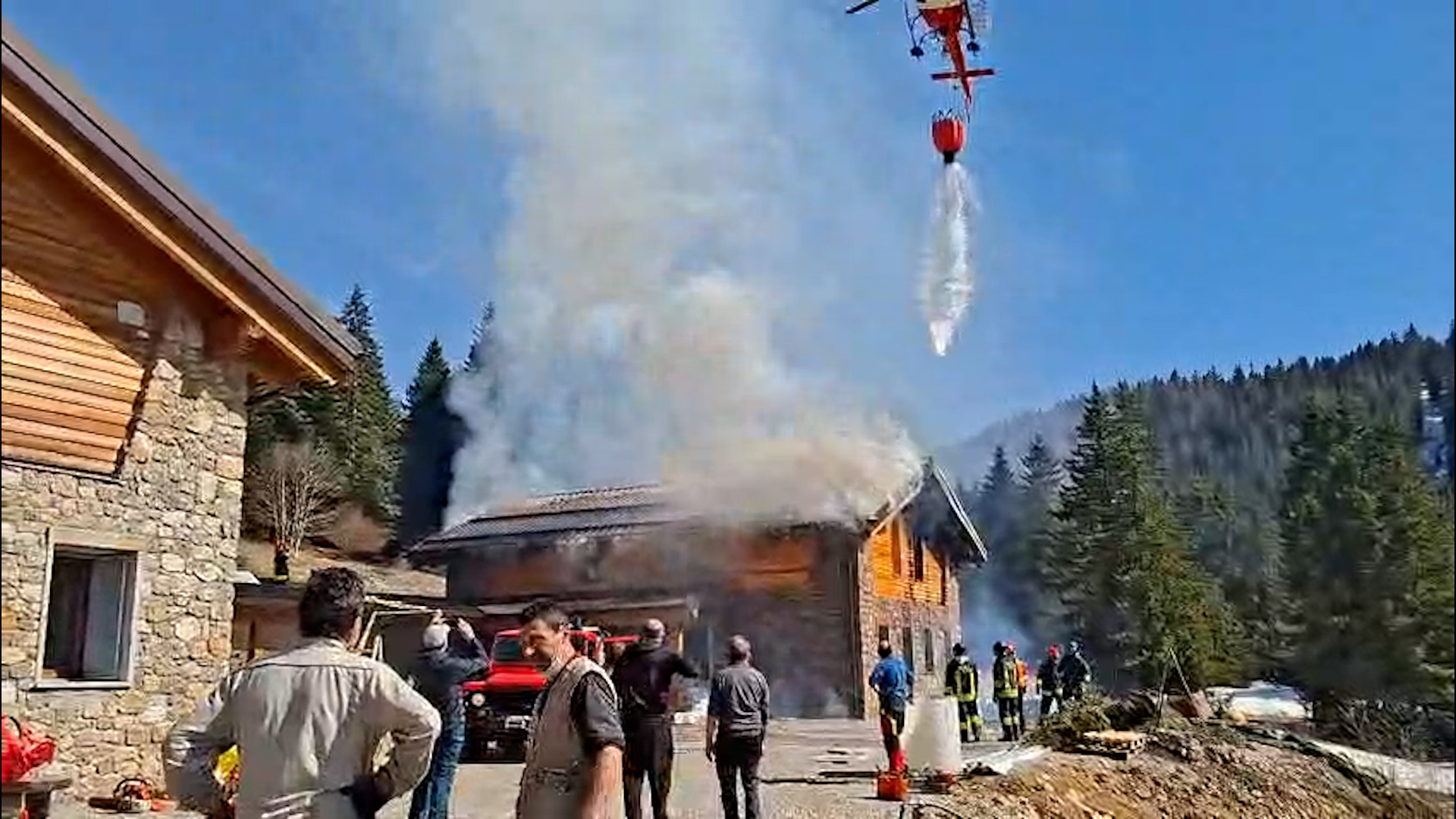 Valsorda: bruciato il tetto del rifugio in costruzione