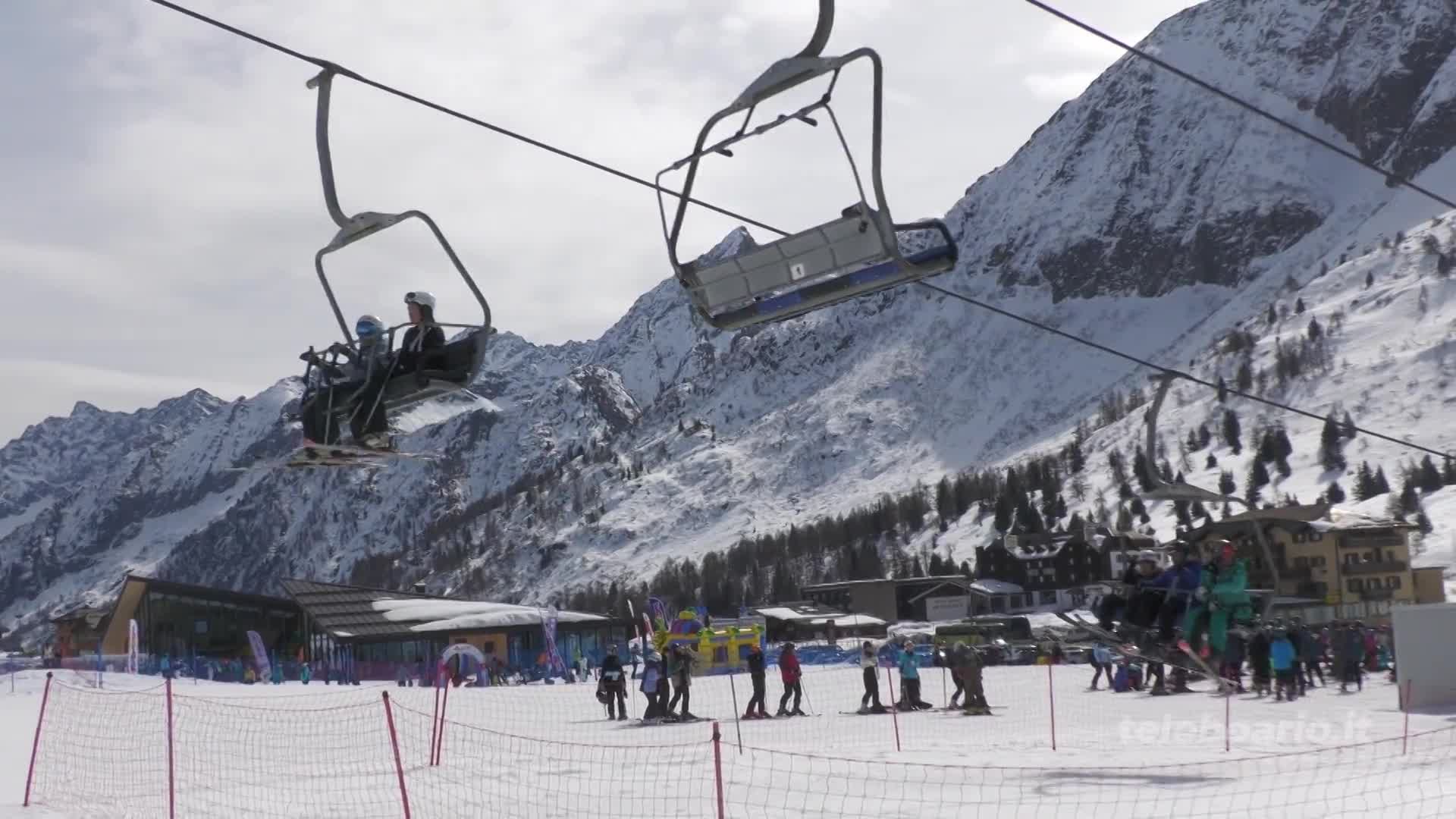 Turismo: In migliaia sulla neve per le ultime sciate