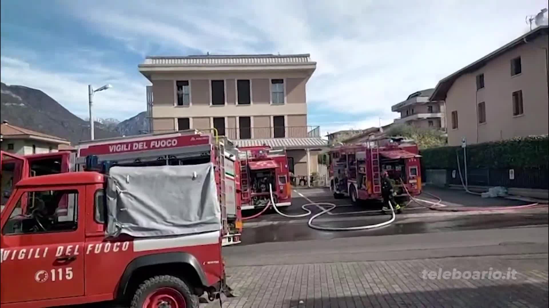 Gratacasolo, fiamme sul tetto di una palazzina