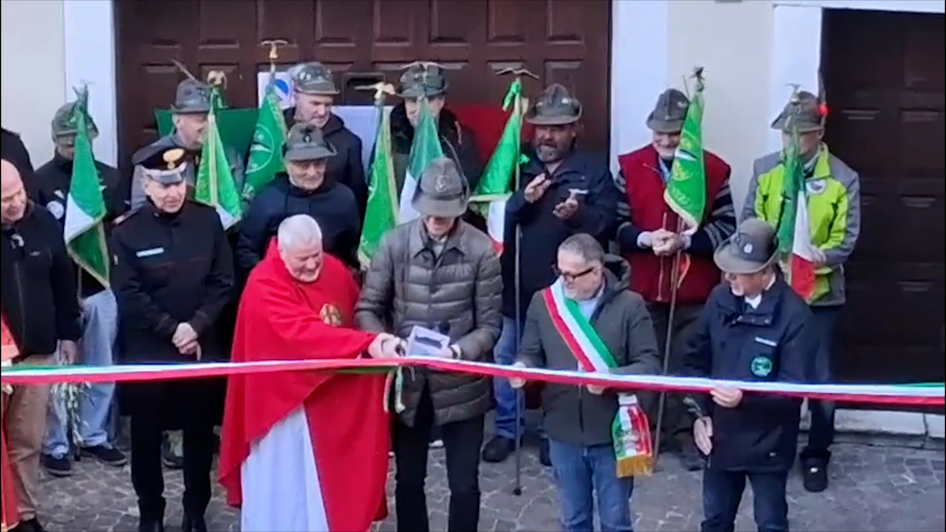 Vione: le penne nere inaugurano la rinnovata sede