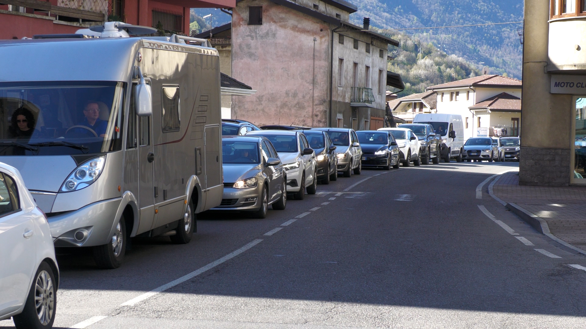 Ancora disagi ai passaggi a livello: fermi per quasi 30 minuti