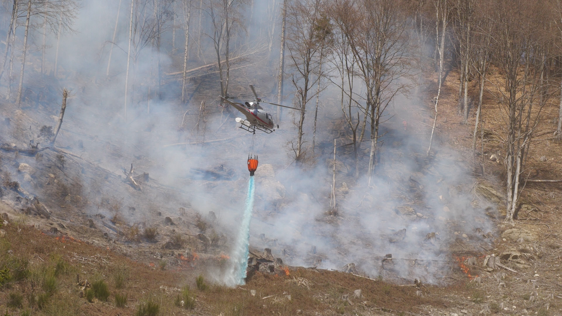 Montecampione, intero giorno di lavoro per l'incendio