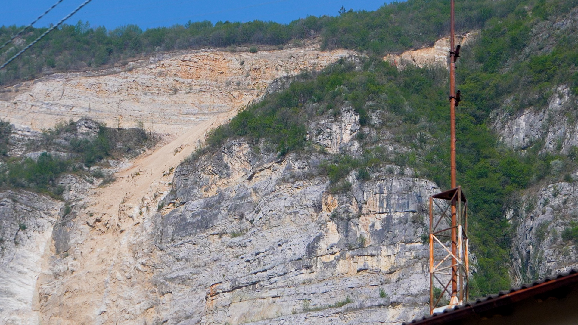 Cava Ossimo: scavano oltre i limiti, multa da 1,5 milioni