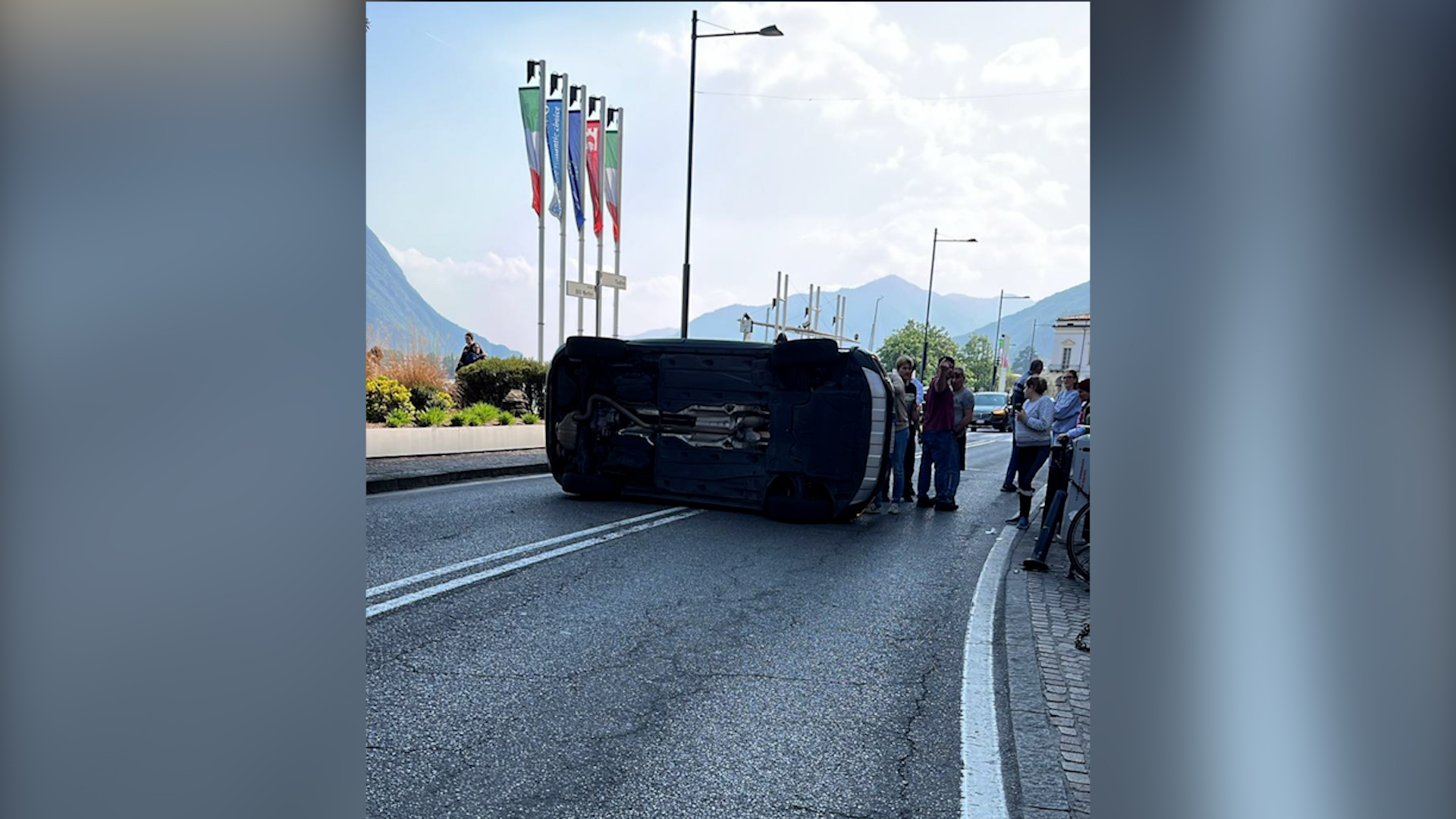 Lovere: auto si ribalta sul porto, disagi per il traffico