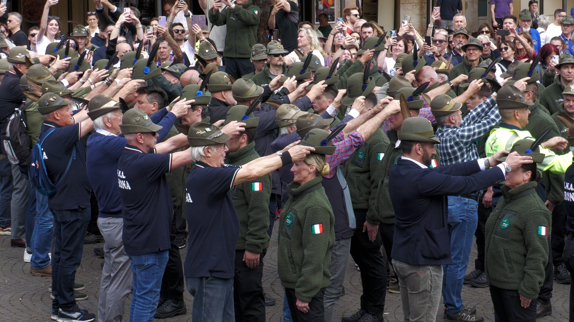 Verona: 7 camuni indossano il cappello degli alpini
